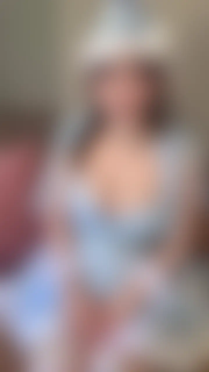 【特別顔出し版✨えちサンタ】

⚠️らぶプランのみんなにささやかだけどプレゼント写真集🎁を送りました。メッセージ欄もチェックしてみてね☺️

ーーーーーーーーーーーーーーーーーー

少しフライングだけど…メリークリスマス❄️✨
今年の衣装をお披露目だよ〜✨

昨年は赤のサンタさんだったから
今年は雰囲気を変えたくて…

ホワイトクリスマス風？
白と水色のドレスを選んでみましたっ
某ア○と雪の女王みもあるかも？🤭
キラキラのスパンコールが綺麗です❄️

今日はとりいそぎ、ご挨拶と
衣装＆新オモチャの紹介動画です🫶

サンプルもいつもより長めの動画だから
全員楽しんでいただけたら嬉しいなっ

プランではキワキワのTやおっぱいも
お楽しみくださいっ///

そして本編では…
新オモチャであんなことやこんなことに…🙈💦
これから編集がんばるので待っててね✨

ではではっ
今日も一日お疲れさまです♪
明日からもまたみんな元気に頑張れますように🫶 (2/2)
