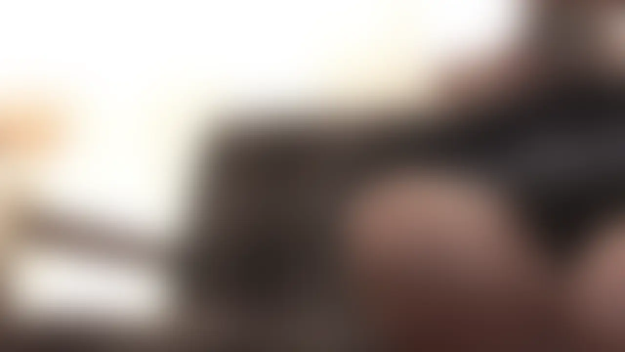 被写体の女は僕のセフレです。
買い物に行くと言ってわざと友達と二人きりにさせてみました。

友達に迫られて始めは少し拒んでましたが、結局押しに負けてチンポをしゃぶってました。
ホント、典型的なノーと言えない言いなり女です。

友達にはカメラを回しておいてと伝えてました。
その時の映像がこちらの作品というわけです。

セフレが他の男のチンポをしゃぶってる姿を客観的に見るのは楽しいです。
良い年こいて変な趣味を見つけてしまいました。 (2/2)