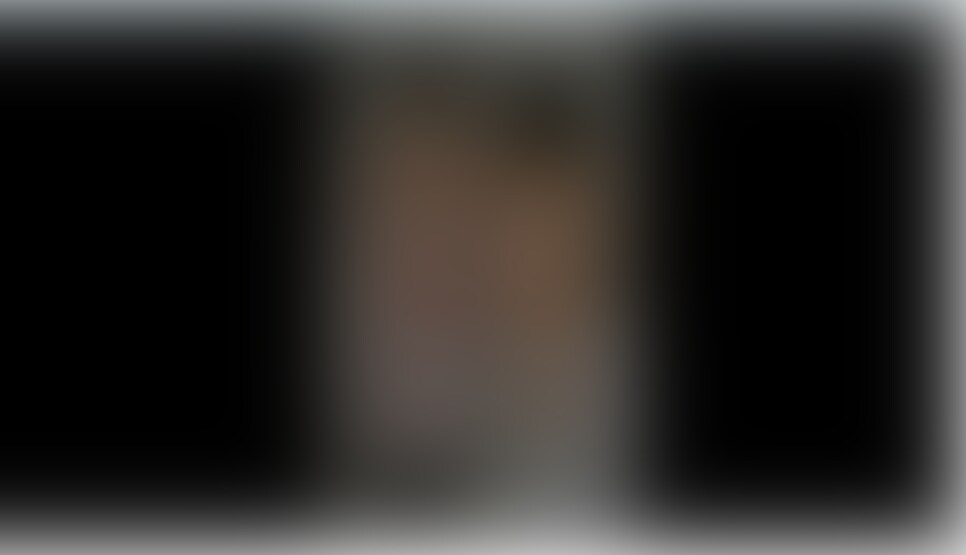 初めて撮影に来たときは絶対に男の人と一緒に撮影するのは無理と言っていた女性。
何回か一人でのヌード撮影を経験しているうちに慣れてきたと思い男性とのヌードを急遽撮影。
ソフトで真面目な撮影と言ってOKしてもらいました。
始めはお互い挨拶代わりに少しづつお互いの体に触れるポーズ。
徐々に女性のズボンを脱がしたりパンストのお尻を手でタッチする男性。
男性と対面騎乗になって椅子に座ったり、男性の上にまたがって四つん這いするなど大胆で刺激的なシーンになっていく。
女性のブラジャーを脱がして下乳を触ったり手袋で手ブラ。
男性にブラジャー、パンティーともに脱がされて全裸にされる女性。
今度は女性が男性の服を脱がせて全裸にして二人そろってヌードに。
肌を密着させて初めて会った者同士、お互いの体温を感じる。 (2/2)
