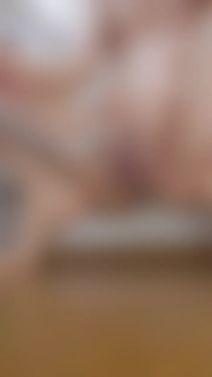 Gスポ突いて大量潮吹きオナニー

初めてちゃんとGスポットで潮吹きできた時の動画です！
これまでの潮吹きは
クリ吸引→刺激強すぎて尿意感じる→我慢するのをやめると吹く
って感じでめちゃくちゃ気持ちいいってわけではなかったんですけど、
今回の潮吹きは
Gスポ突く→ほどよい刺激で気持ちいい→なんか勝手に吹く
って感じでした。

今までのが若干失禁寄りの潮吹きだった気がするので、ちゃんとガチ潮吹きできて嬉しい！
自分を俯瞰(？)して興奮する癖があるので、自分がまんこ穴ずぼずぼして潮吹きできる女だって思うと興奮します
ピストンに合わせてぷしゃぷしゃ吹いてるところがお気に入りです (2/2)
