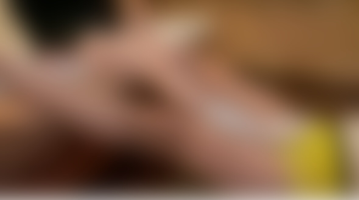 N様の足責め(10分23秒)
私の目の前に寝そべるM男を足で弄ぶN様。
M男があまりにも気持ち良さそうなのでそのまま
電気アンマをかけてあげました。お仕置きのはずなのに
嬉しそうな顔をするのでM男を土下座させて
足置きにしたり顔を踏みつけたり。
最後はちょっと可哀想になってきたので顔を踏みつけながら乳首も責めてあげました。
終始足だけでM男を責めてあげました (2/2)