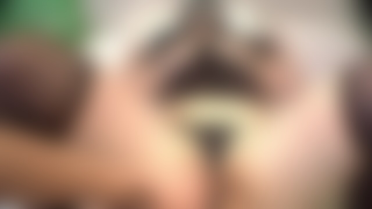 エロ若妻・愛理さんとの濃厚エッチ完結編。
「おち◯ぽ、オマンコに入れて下さい♪」と嬉しそうにおねだりする彼女、たまらんです、マジで。
デカ尻を叩きながらバックから突いた時の尻肉の感触も最高でした♪ (2/2)