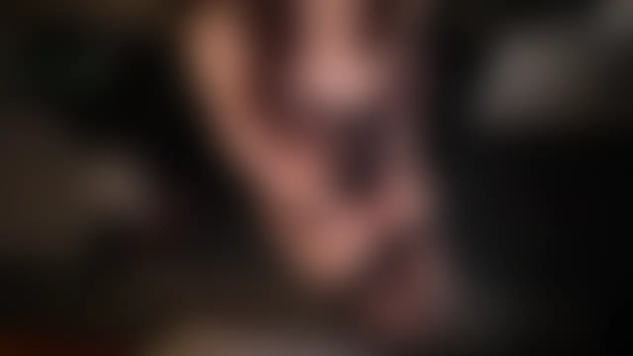 えちえち下着のパイパン美女が騎乗位で乱れる!よだれフェラで興奮のハメ撮り中出し
夜の情熱が爆発!
セクシーな黒いランジェリーに身を包んだパイパン美女が、男のカメラの前で大胆に乱れる。
濃厚なフェラで彼を誘惑し、艶めかしい腰使いで騎乗位を披露。
快感に身を任せ、汗と吐息が絡み合う。
ハメ撮りの臨場感たっぷりな映像で、彼女のエロスが全開!
最後は熱い中出しで絶頂を迎える。 (2/2)