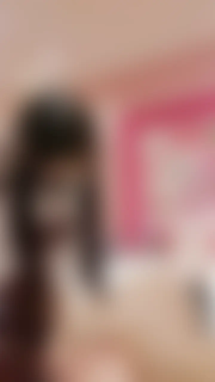 愛乃様の顔面騎乗・聖水です✨
顔面騎乗ですわ💓
湿ったあそこで顔面密着されて、逃げれないように体重乗っけてグリグリ💞
お鼻が痛くても我慢出来るよね❔❔
たくさん擦り付けてあげますわ💓
あ、でももうおしっこが我慢出来ない、、、下着のままお口に出してもいいかなぁ❔❔
朝からずっと我慢してた濃くてあったかくてとっても美味しいおしっこゴクゴク飲んでえらいね~♡
こんな出ると思わなかったでしょ~❔❔
ご褒美にこのおしっこでびちょびちょの下着でたくさ~ん顔面に擦り付けてあげますわ💓
匂いも味も全部顔に塗りたくってもう私の匂いしか感じられないくらい、脳みそ蕩けさせてあげますわ〜♡
18分秒 (2/2)