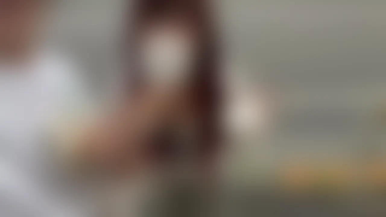 【定食屋バイトで先輩達から告白されるほどモテモテの童顔美女】
「もっと可愛くなりたい」と会うまでお菓子をずっと我慢してたらしい
スイカの種飛ばしや、お菓子を食べさせ合いながら甘くイチャイチャ後に「優しくしてください…」とお願いしてきたけど、
腹パンや後ろ髪を引っ張りながらの鬼バックで、
慣れてない身体を何度も震わせて何回もイかせちゃいました (2/2)