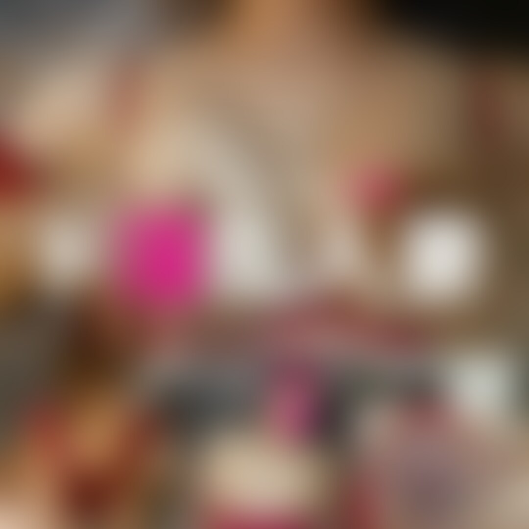 【独占配信】Eカップど淫乱人妻セラピスト❤️カレンさん2回目のセクハラ研修❤️上手すぎるフェラで誤爆寸前❤️セックスレスな人妻はやっぱりエロかった
https://myfans.jp/posts/da0e9532-c4f2-4930-9476-82153c23aba4/
前作でも欲求不満気味な感じだったので初回の研修は流れで生中出しできたんですが、その後少し連絡がなかったのでもうダメかと思っていたら先週連絡があり、少し時間が空いたのでまた研修してもらいたいと…
小さなガッツポーズをして、早速2回目の研修へ…
旦那様は有名な大手証券会社勤務なのになんでメンズエステでアルバイトしたいのか?と聞いたところ、どうやら最近女性用風俗にハマっているらしく、そこで散財するためにバイトを始めたそうです。
もちろん旦那とのセックスは結婚5年目にして皆無のようで週に2回は女性用風俗で若いイケメン男子と昼間の情事を楽しんでるみたいです。
そんな話も聞きながら早速2回目のセクハラ研修です。
内容はサンプル動画と写真で確認をしてもらいたいのですが、とにかくフェラが上手すぎる… 冒頭から洗ってないチン子にねっとり絡みつく舌先とわざと音を立てながらジョボジュボ上目遣いでしゃぶるフェラ顔で速攻で誤爆しそうな状況をなんとか回避してスタートです。
そして今回も少し嫌がりつつも生で中出しです。 (2/2)