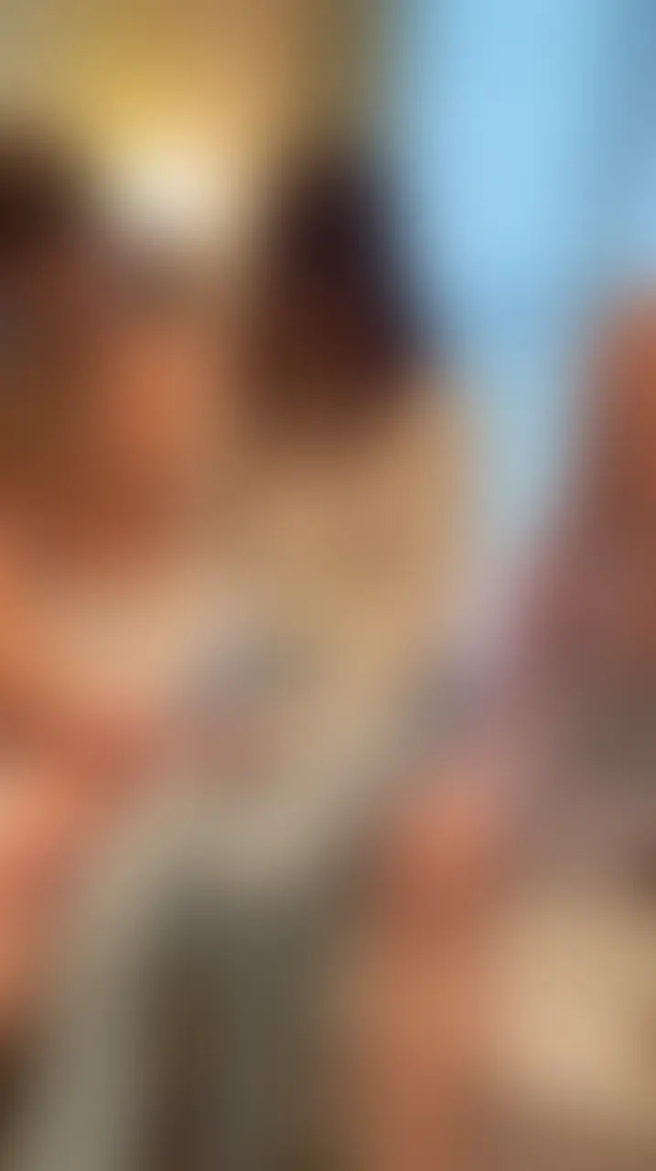 3動画で投稿する第3回NTRです! こちらは前編となります! 今回も単独男性2名と絡ませて頂きました👸 こちらは前戯中心の挿入となります。 変わらず緊張していますが少し慣れてきて楽しく会話しながらねっとりべろちゅーが始まります😳 興奮ポイントいえば愛から単独さんに「ちゅーして♡」とおねだりしちゃった所です。こりゃ嫉妬ものです。 単独さんも気持ちよさに直ぐに射精してしまいました😂 中編以降は愛が激しく乱れるのでお楽しみにしていてください🍌 (2/2)