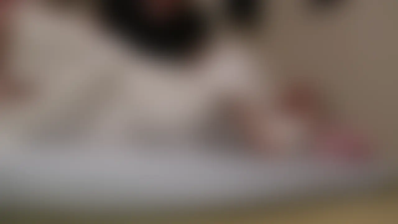名前:桃香
年齢:20歳
出身:千葉県
職業:フリーター
3サイズ:バスト103cm(Hカップ) ウエスト秘密 ヒップ100cm
初体験:K1
印象に残るSEX:黒人と。チンチンが腕くらい長かった。
出会い系で出会って即ハメした
Hカップの爆乳ぽっちゃり娘、桃香ちゃんです。
前回、フェラチオでたっぷり射精させてもらいました。
今回はオナニー編です。
まずは、イチャイチャから開始して、お互いの乳首や性器を触り合いながら、エロトークです。
「初体験はいつ?」
「気持ちいい場所は?」
「オナニーしたことある?」
なんて、エロな話を聞きながら、桃香ちゃんのクリトリスとや乳首を弄ります。
オマンコの割れ目に指をはわせ、膣穴に中指をにゅるっと入れれば、すでに愛液ジュースでぬるぬるのとろとろ!
話しながらも、膣穴を弄られる快楽に体を小刻みに震わせます。
顔も真っ赤に紅潮させながら「ん…はぅ…」と甘い吐息を漏らします。
「濡れたオマンコに挿入したくて仕方がない!」
我慢しきれず、オマンコを両手でぱっくり開きます。
「恥ずかしい…」
と顔を両手で覆う桃香ちゃん。サーモンピンク色のオマンコは愛液ジュースでぬるぬるに照り光り、膣穴がパクパクと開閉します。
膣穴に指を入れると、ぬるぬるの粘液にまみれた膣壁が「キュ!」と指を締め付けます。
あぁ、これ絶対気持ちいいやつだ。チンポをぬるぬるの粘液まみれの膣壁でしごいて、子宮に精液を射精させようとするオマンコだ。いわゆる名器だ!
早くこのぬるぬるの膣壁にチンポをズボズボしたい。このオマ○コの中に精液をどぴゅっていっぱい射精したい!
そんな、はやる気持ちをぐっと押さえ、まずは桃香ちゃんにオナニーをお願いします。
挿入する前に、桃香ちゃんのエッチな様子をたっぷり録画しておきたいですからね。
「え~」と言いつつも、指でオマ○コを「くにくに」と弄り始める桃香ちゃん。
「あぁん…恥ずかしい…」
「はぁん…やぁん!」
「やだぁ…あぁん!!」
桃香ちゃんの顔は快楽で歪み、でも指は勝手に動くかのように止まりません。
僕は桃香ちゃんのおっぱいを揉み、乳首をつまみます。
「ん…気持ちいい…あぁん! やん!」
次はローターです。オマンコの中にローターを挿入します。桃香ちゃんのオマンコはすでに十分、濡れれています。粘液でぬるぬるのオマンコは何の抵抗もなく「にゅるる…」とローターを吸い込んでいきます。
「あ…いや…あぁん!」
さらに電マを取り出し、クリトリスに当てます。パワーは当然「最強」です。
「あ! あぁ! ヤバイこれ!」
「ダメ…す、すぐイキそう…」
「あぁ、ヤバイ…あぁ! 恥ずかしい…あぁ…ダメダメダメ!」
「イッちゃう! あぁぁぁん!!!」
アクメの絶叫と同時に裸体を「ビクン!」と震わせ絶頂してしまうのでした。
でもまだ、オナニーは終わらせません。
この後もオナニーを続けます。
膣厚でローターが壊れてしまったので、クリトリス吸引式「ウーマライザー」と電マを使って、なんと計3回も絶頂してしまったのです。
「はぁはぁ…もうだめぇ」
と、ぐったりする桃香ちゃん。
でもまだ、本番はこれから。
次回、チンポ挿入編。
桃香ちゃんのキツマンをズボズボ犯しまくり、たっぷり射精いたします。
ご期待ください! (2/2)