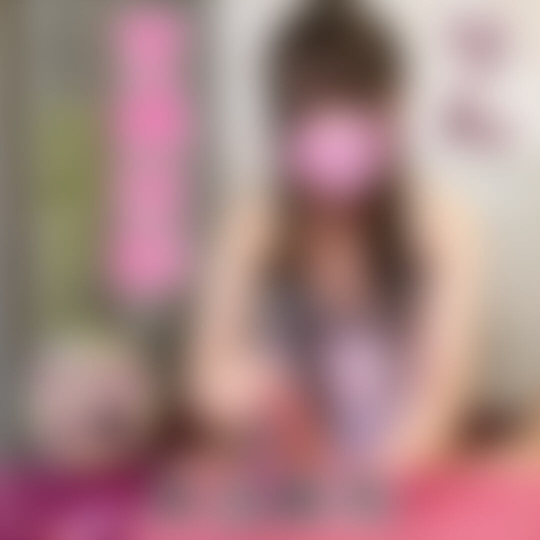 【単品販売】※主観視点スマホサイズ動画フルバージョン
今回講習するセラピストは、清楚系スレンダー美女のりんちゃん。
見た目は清楚で大人しそうなのに、実はエッチというギャップにハマってしまう人が続出している人気セラピストですw
りんちゃんの理想のデートを聞いてみたら可愛すぎるデートの話が聞けてテンション上がりましたw
こんな可愛い美女とデート出来るだけでも絶対楽しいの間違いないですよねwww
今回はりんちゃんのオイルマッサージを受けることに。
相変わらずめちゃくちゃ上手で、マッサージとしても気持ちいいし、エロ的にも気持ち良すぎて幸せ時間が最初から始まりますw
ところどころフェザータッチを混ぜてくるので一瞬でハマってしまいますw
衣装チェンジのベビードールも似合ってて、時折見えるお尻がエロすぎて、思わず触りたくなりますw
仰向けになったら、鼠径部を中心にいっぱいマッサージをしてくれますw
いきなりチンコを攻めずに、周りからじっくりマッサージしてくれるのは焦らされてる気がしてムラムラが止まりませんww
チンコを触ってくれるのは嬉しいですが、こうして焦らしながら盛り上げてくれる方がチンコを触ってくれた時の嬉しさが倍増するので最高ですw
焦らし方もレベルが高すぎてチンコがギンギンになって紙パンツを突き破りそうですwww
いつもよりギンギンに勃ったチンコを見て興奮するりんちゃんw
「なんでこんなに硬くて大きいの〜?」
って聞いてきますが、あれだけ気持ちいいマッサージされたら誰でもギンギンになりますw
りんちゃんのエロい身体を堪能したかったので、僕からも少しマッサージをしてあげることにしましたw
エロい姿を見たかったので四つん這いになってもらうことにw
マッサージをすると言いつつ、お尻とマンコを触るだけでしたが、マンコがすでに濡れまくってましたwww
マンコマッサージをしていたら、りんちゃんが早くチンコを欲しがっていたのでバックの体勢でそのまま入れてあげましたwww
チンコを入れた瞬間、嬉しそうな声を出すりんちゃんw
少し動いただけですぐにイッちゃうりんちゃんw
店長のチンコがよっぽど気持ちよかったんでしょうねwww
自分からオッパイを出して触ってほしそうにしていたので、美乳をたくさん揉んであげましたwww
僕によく見えるように入れてくれるりんちゃんがエロすぎますが、腰の振り方がヤバすぎて気持ち良すぎですw
腰を振りながら何度もイクりんちゃん、店長のチンコとの相性良すぎませんかww
最後は正常位で中にいっぱい出してあげましたw
今回はいつも以上に気持ち良すぎて中にいっぱい出しちゃいましたwww
りんちゃんのマンコから僕のザーメンが溢れ出るのがエロすぎて、出したばかりなのにまた勃起しちゃいそうにw (2/2)