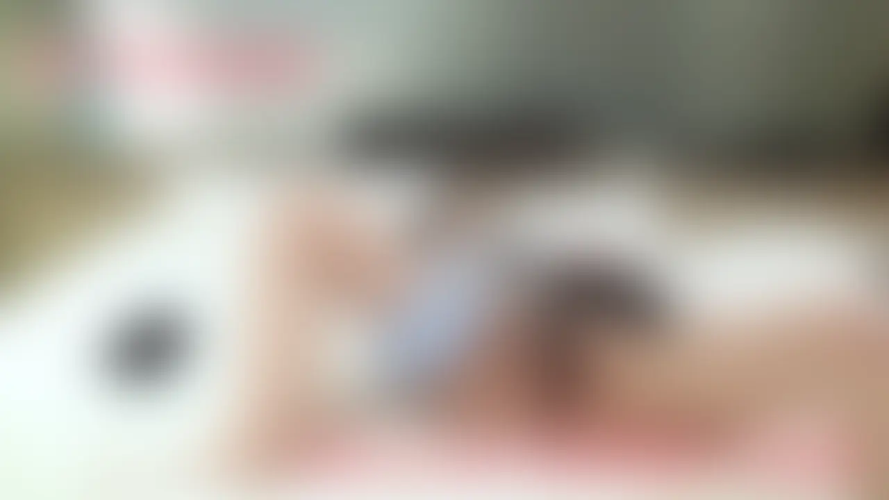 【見放題・別アングルVer.】「ヒメゴトFile:023 うた 29歳 」
こちらは未公開センター固定アングルの映像になります
スレンダー美女の、うたちゃん
小柄でスタイル抜群!大きく吸い込まれそうな瞳
SNSでやり取りしている時から、とても礼儀正しくて好印象だったのを覚えています。
普段は関西で働いている、うたちゃん。
実際お会いして、話すとバリバリ(死語?)の関西弁
可愛い顔とのギャップが堪らなくイイね。
一通り撮影の流れを説明してお着替えへ
今日のコーデは黒いキャミの上に黒のパーカー、少しフレア気味のミニスカート
パーカーを脱ぎ、スカートを脱ぐと可愛いオレンジの下着がお目見え
上から脱ぐかと思いきや、スカート、パンティーとしたから着替え始める
ホント着替え方は人それぞれで見てるだけでも楽しい
キャミを脱ぐとそこには、とても細くくびれたウエストとうっすらと割れ目が見えるお腹。
うっ...美しい。。。
さらに小ぶりで形のいいおっぱいが目の前に。
もう堪らん!!
用意した衣装はOL風の衣装
黒いストッキングがエロいです
今回はこちらからのリクエストで吸引クンニバイブでオナニーをしてもらいました
※お着替えシーンはVIPプランでご覧になれます
---うたちゃんDATA---
バスト:C65
年齢・職業:29歳 OL
--------------------------------------- (2/2)