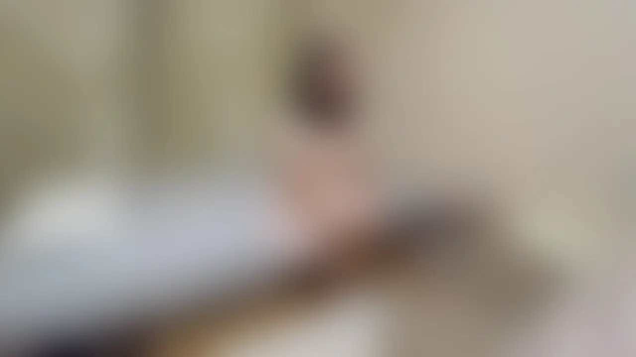 S女イベやSMバーによく出没するS痴女カワウソさんの電気アンマ 逝きたい時はさぁ、カワウソさんの足で逝かせてくださいって言うんでしょ？w  
S女イベやSMバーに出没するカワウソさん 他のレーベルさんに一切出演してない女性です おっとりした見た目とは裏腹のSっぷりだ 知り合いのM男さんからカワウソさんの電気アンマの噂は聞いていたんだけど 「力が強いわけでもないし、際立って速いと言うわけではないんだけど、すごく効いてしまう。たぶん足の当て方とかが上手いんじゃないか」と聞いてました めっちゃ興味が出てきてカワウソさんにお会いして出演してもらうことに成功しました！ そして噂通りの絶妙さ！男の気持ちを操るのが上手いのか完全にカワウソさんの足に魅入られました  会ってすぐに誘惑するような感じで「私の電気アンマで逝きたい？」と体を寄せて言ってきます そして「カワウソさん逝かせてください」と自分の口で言わない限り寸止めされるもどかしさ 「負けちゃいなよーw」と楽しそうに言ってくる痴女っぶり 男が悶えてる姿を見るのが大好きな甘S痴女のカワウソさんの電気アンマ必見です！ (2/2)