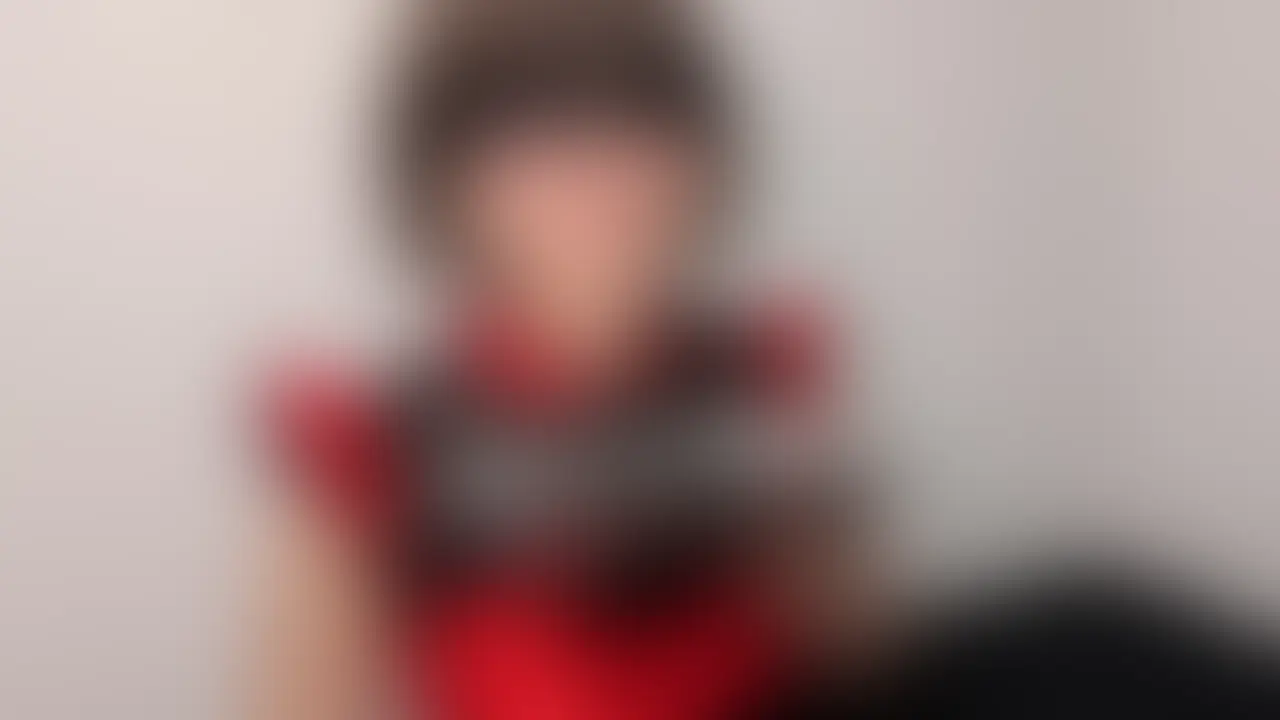 チャイナ風コスプレを艶やかに着こなした美痴女あさひが、あなたを唾液でたっぷり犯しつくします。
まずは長い舌であなたの鼻をねっとりと舐め回し…大量の唾液を糸を引いて垂らし、顔全体をトロトロにコーティング。
「お口にもほしい?」
唇を重ね、濃厚な唾液口移しで息もできないほどの深いキス。
あさひの温かい唾液が喉の奥まで流れ込んでくる快楽に、あなたはもう抵抗できません。鼻を舐められながらの唾液垂らし、口移しで溢れる唾液をむりやり飲み込まされる連続責め。
歯ブラシで掻き出した濃厚唾液による口移しと臭い息と唾の吐きかけに顔面が崩壊していく。「べちゃべちゃだね♡」
チャイナ風の美痴女に完全に支配され、唾液まみれで喘ぐあなた…。唾液フェチ・鼻舐め・口移し好き必見の濃厚プレイ!
あさひの妖しい舌使いと、歯ブラシで作られたトロトロ唾液をたっぷりお楽しみください。 (2/2)