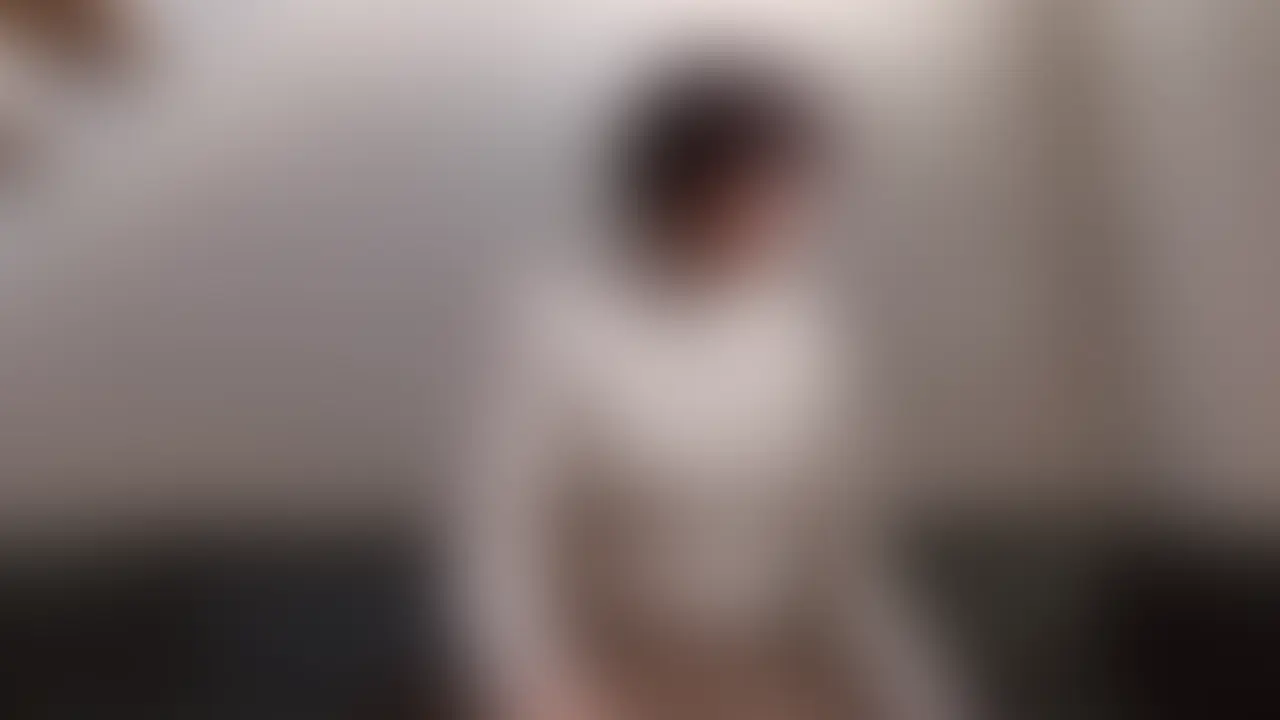 全国の“陰毛フェチ”の方必見です。
大人のオモチャのモニターを募集したところ立派な陰毛の女性に出会いましたので、報告ついでにその方のオナニー動画を販売させていただきます。

この女性は40代の専業主婦で、医者の旦那を持つセレブな奥さんです。
そんな裕福な暮らしをしてそうな女性がなぜこのようなバイトに興味を示したのか……

話を聞いたら昔から人一倍好奇心が強く、興味を持ったらやらないと気が済まないそうなんです。
確かに“気持ちいいこと”に対しても貪欲で、ビクンビクンと何度もイキまくってました。

で、重要な陰毛についてですが、彼女の陰毛はビッチリと広範囲に毛が生えているタイプの剛毛ではなく、フサフサのロングタイプです。

それはまるでどこかの森林のようです。
この上品で清楚な見た目と、全く手入れをしていないズボラなアンダーヘアのギャップがそそるというものです。

実はこの後、日を改めて彼女のセックス動画も撮りましたので、そちらも後日アップさせていただきますね。 (2/2)