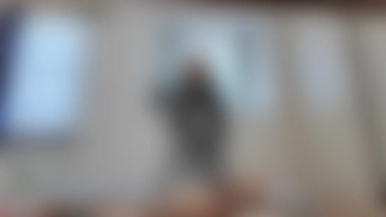 ＊動画では顔出ししています🥰
【匿名度S：絶対極秘！】学童保育指導員@学芸大学/むっちりH乳/剛毛まんこベチョ濡れクンニで汗だくイキ/長ベロで巻きつくバキュームフェラ/変態よだれ全身マーキング奉仕/騎乗位ファックで望みを叶えてくれるエゴマゾ宅ハメ撮影

素敵な人妻さん、デリバリーします 💕

こんにちは、ど素人ポルノ@麗子です。

今回のAVごっこは
学芸大学にある学童保育施設
で指導員👩‍🏫のお仕事をされている
お友達のAちゃんのえち動画🔞です。

チャームポイントを聞かれると必ず

長い舌👅

って答える彼女ですけど
以前、そんなAちゃんに
酔った席で特技を聞いた時に

ご奉仕💗

って即答してたんで

あぁ、そういうことね

って、なんか色々妄想しちゃったことの
答え合わせが今回の撮影📹で
確認できた気がします。

そんな至れり尽くせりな
ご奉仕マインドで貪欲に奉仕してくれる
優しいAちゃんに今回プレイしてもらったのは…
私のSNSに送られてきた
個性強めなエゴマゾ男性のお宅🏠に行ってもらって
彼のワガママ全開の性癖を
すべて叶えてもらっちゃうというあの企画です。

エゴマゾくんからのたどたどしい挨拶もそこそこに、いきなり
「脚、開いてもらってもいいですか」と切り出され困惑するAちゃん。
「今ですか!?　シャワー、お風呂…」
「全然大丈夫です。浴びてない方が好きっていうか」

それでも手探り状態のままエッチを開始すると、彼のリクエストは暴走して…。
「カメラ📹見ながら『もっと舐めて』とか言ってもらえると嬉しいんですけれど」
「早く脱がせすぎです」
「あ、すぐ挿れちゃうんですか。焦らしてほしいっていうか」
「『挿れたくなってきちゃったの!?』みたいな感じで言ってほしいんスけれど」

プレイにこだわりがありすぎるエゴマゾくんとのセックスに四苦八苦しつつもご奉仕するAちゃんの奮闘ぶりをお楽しみください🥰 (2/2)