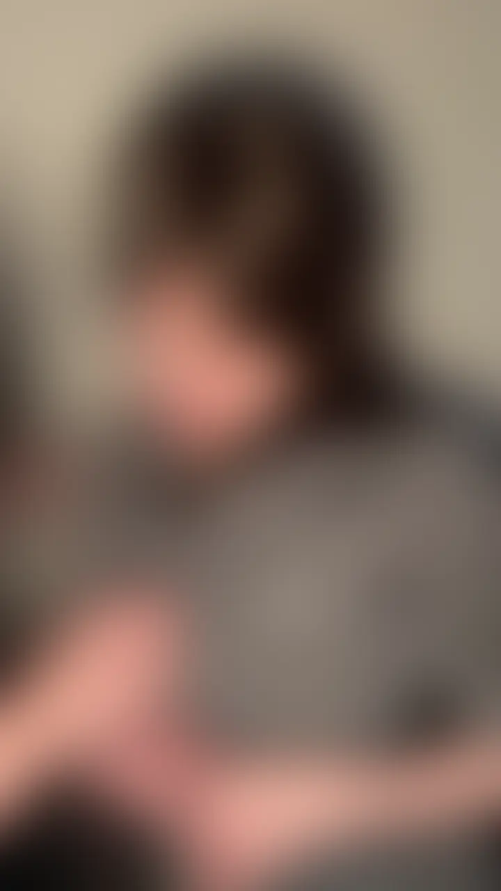 【顔出しNTR】ロゼの女の子を後輩くんにNTRで生SEXさせてあげた日。笑
女の子のスペックは、26歳・163cm・看護師・彼氏と同棲中。
女の子との出会いの経緯は、看護師で多忙かつ、同棲中でプライベートの時間も少ない中、性欲が消化できずに密会依頼。
彼氏でほとんどイケないのにロゼとの密会でイッた快感が忘れられず、すぐまた会いたいとのこと。
後輩くんに抱かせてみるのも面白そうだと思い、後輩くんにはサプライズで生セックスさせてあげました。
ドエロい表情をたくさんしてるので本編の顔出しは絶対見てほしい。
彼氏や職場関係にバレたら即削除なので早めに是非🥀 (2/2)