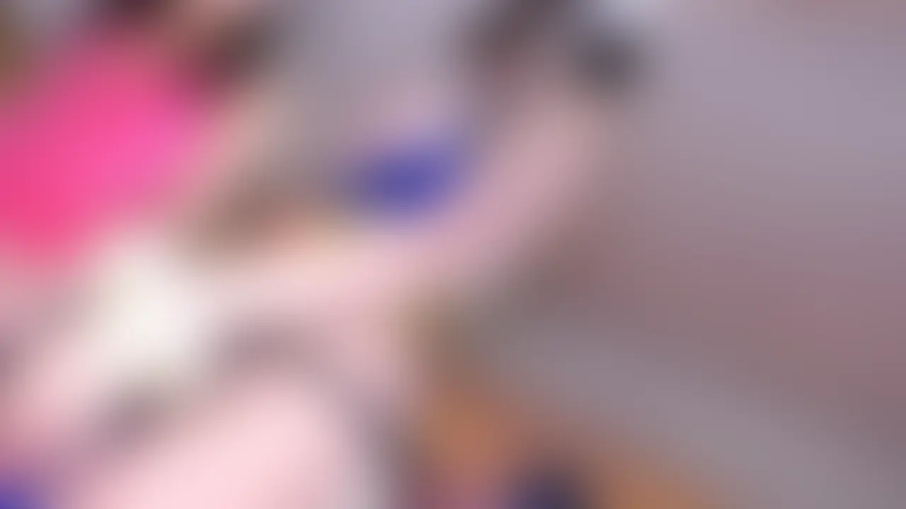 素人オメコ大図鑑　闇イベントに出演する訳あり女子集合38「カリスマレイヤー、玉パンをチョイスする。ストリップファイター」
あの禁断のフリマンイベントになんと春麗で有名なあのカリスマレイヤーが参戦！
スト●―トファイターならぬストリップファイター！
チャイナドレスも眩しいですが特筆すべきは、チョイスしたパンティはなんと玉パンティで、最初っから小陰唇ハミ出まくっています！
太ももも原作に近づけるためにスクワット＆デッドリフトでパンプアップを日頃からしており足四の字固めされたくなる見事なハリ！
おっぱいも極上でこれでナチュラルパイパイというんだからたまったもんじゃありません。
ポージングもさすがは大型コスプレ現場でこなしてあるだけあってウルトラエロティックで、挑発チックなフェイスまで完璧すぎます。
その他女性も美人なんですが彼女の圧倒的ヴィジュアルのせいで彼女にしか焦点をあてていません。12分といつもより長めに彼女を中心に狙いまくっています。


分数12分30秒
映像サイズ　1920×1080 (2/2)