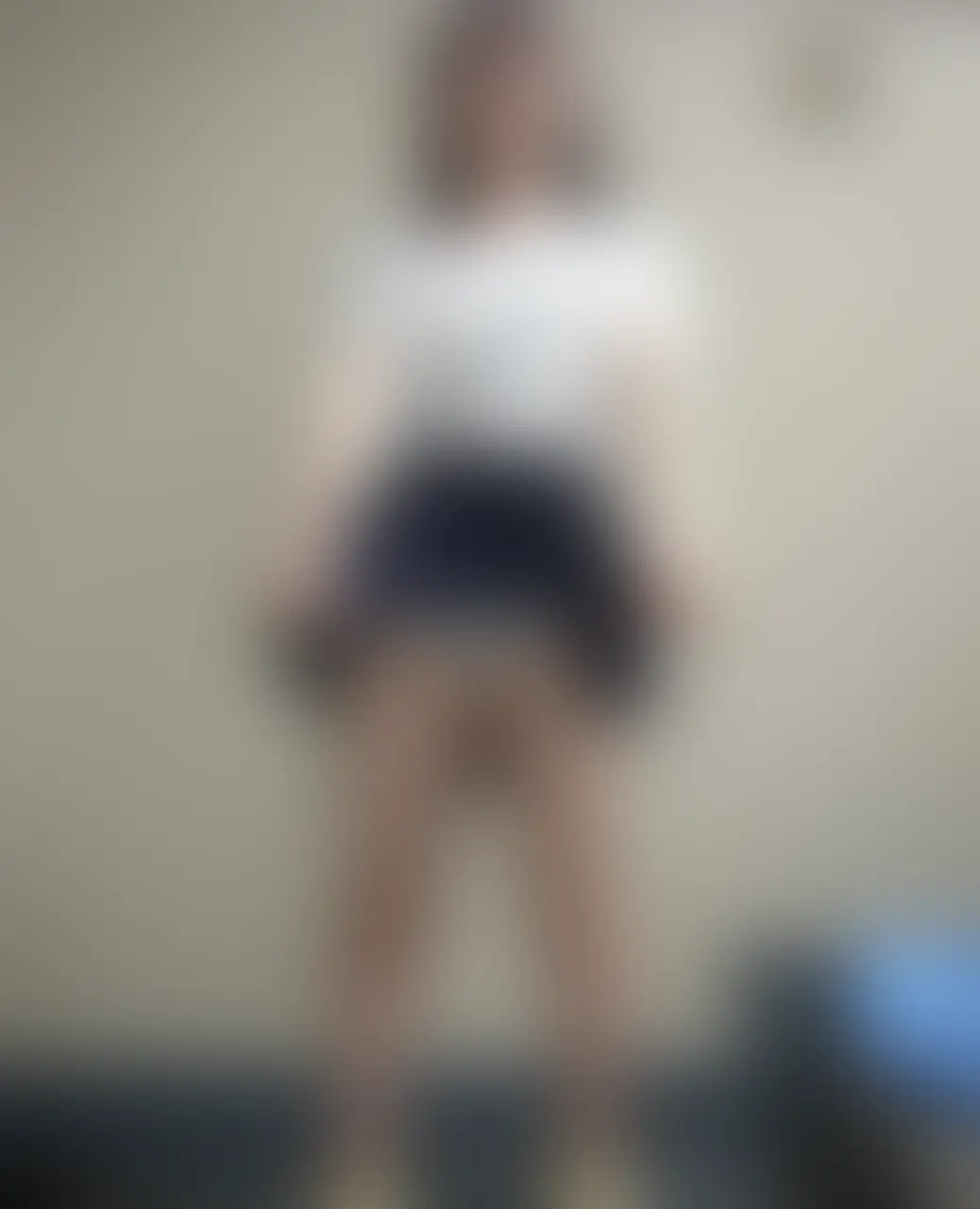 きく「外でパンチラ写真撮るの緊張しました笑 お尻はスケスケの下着です💜 可愛くないですか！！」の投稿サムネイル