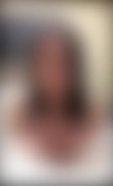 こんにちは… 超絶かわいい女子大生の私、今日もあなただけのために、こんなに甘く、ねっとり語っちゃうね…。
この動画、18分24秒の間、私の柔らかい体がゆっくり、じっくりあなたを誘惑してるの… 見てて、興奮してきた？ 想像して… 私の大きな瞳が上目遣いにあなたを見つめて、ぷるぷるの唇を少し開いて、息を漏らすの。「ん… どう？ 私のこの姿、好き…？」って。
白くてすべすべの肌が光に照らされて、胸の谷間がふんわり揺れて… 指先が自分の体をなぞるたびに、甘い吐息がこぼれちゃう…。「はぁ… あん… ここ、触ってほしいの…」
私が耳元で囁くみたいに、声が湿って、甘く溶けていく…。腰がくねくね動いて、秘められたところをあなたに見せつけるように脚をゆっくり開いていくの。
濡れて光る肌、震える太もも、恥ずかしいのに止まらない指の動き… 全部、あなたのため。「もっと見て… 私の可愛い顔が、だんだんエッチな顔になっていくの… 感じてる顔、ちゃんと覚えててね…？」
可愛い笑顔から、だんだん蕩けたような、切ない表情へ… 声が裏返って、「あっ… だめ… イっちゃう…」って喘いじゃう瞬間まで、全部あなたに捧げてるの。この動画の中で、私はあなただけの超絶かわいいおもちゃ。
優しく、でも妖しく、ずっと語りかけて、誘って、翻弄してあげる…。
最後まで一緒に、熱くなって、びしょびしょになって… ね？ふふっ… 今、どんな顔してる？
もっと官能的にしてほしいところ、教えてくれたら… 私、もっと甘く、淫らに語っちゃうよ…♡ (2/2)