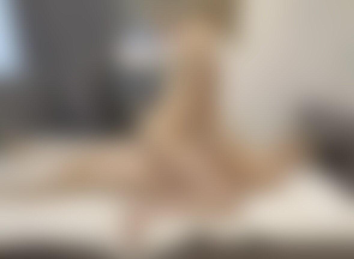 平日昼間にカーテンを開けながらのSEX❤️
電マしながら手コキ→フェラ→騎乗位→対面座位→バック→高速正常位からフィニッシュ✨ (2/2)