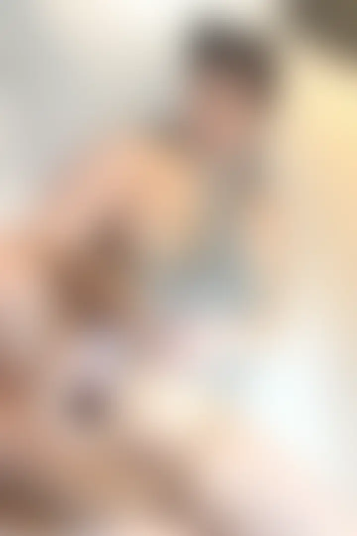 【プラチナ会員様以上向け動画】🎥
撮影会で『童貞殺し』というニットを着たよ♡
似合ってるかな?
ちなみに童貞ちゃんとは経験ありません🤭
撮影会終盤…カメラマンさんに誘われて…
ソファーでキスしたら
お互いにスイッチ入っちゃった💦
オッパイ凄く感じるから揉まれたらもうダメ
天然Kcupを弄られTKBもペロペロされました💕
そのまま大切なアソコをたくさん攻めてもらった♡
指も出し入れされたら気持ちイイけど
やっぱりクンニが好きです❤️
カメラマンさんの舌使いにメロメロになり
逝っちゃったよ💦
そして攻守交代
カメラマンさんがTKB感じるらしく
『舐めて欲しい』と言われたので奉仕♡
そのままフェラしてあげたよ💕
カメラマンさんが気持ち良くしている
顔がカワイイかった🥰
ベットに移動してオッパイ舐め
そしてクンニしてもらいました♡
舌使いにメロメロになりました💕
そして…逝っちゃった💦
私のピクピクしている姿
カワイイって言ってもらいました🤭
そのまま自然の流れで挿入へ…
えっ!?このまま入れるの?
ゴム着けて欲しいな…あっ!?
外に出してください…お願いします♡ (2/2)