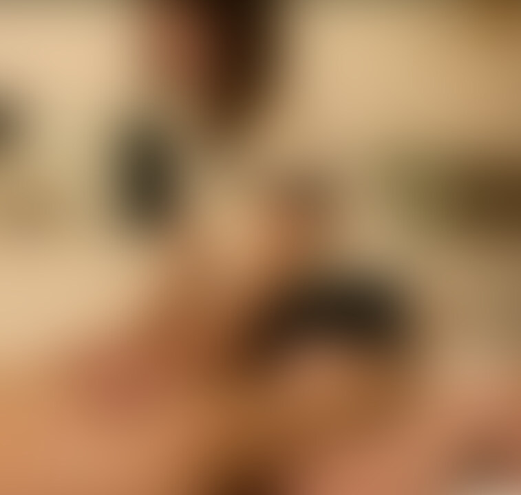 【潜入ドキュメンタリー】六本木メンズエステ・オイル手コキ○○○・鬼乳首攻めコース【白根結菜(20歳)2回目】
┈┈┈┈┈┈┈┈┈┈┈┈┈┈┈
🙏みなさまにお願い🙏
「いいね」をたくさんもらえると投稿頻度を増やす励みになるのでぜひ♡を押してください!
┈┈┈┈┈┈┈┈┈┈┈┈┈┈┈
どうも風俗大好き、ゆってぃ監督です。
六本木にある45分12,000円のメンズエステで若干まだはたちの白根結菜(しらねゆいな)さんを再度指名!
▼前回の動画
【潜入ドキュメンタリー】六本木メンズエステ・オイル手コキ○○○【白根結菜(20歳)】
初回のマッサージで「この子はエロい・・!」と直感で感じたので、今回も白根さんにお世話になってきました。
まだ20歳ということもあって、すべてが初初しい感じなのですが、どうしてもエロへの好奇心が抑えられないようで「家だとノーパンノーブラなんですよね」といってこっちの反応を伺ってきたり、「乳首噛まれたことあります?」なんて聞いてきたりしますw
おそらく男性経験もあまりなさそうで、乳首の舐め方とかは、たどたどしい感じ。ただそれがまた素人っぽくて興奮を誘います。
鬼乳首攻めコースでは、乳首をいじったり、つねったり、噛んだり、舐めたりしてもらって
最高潮に気持ちよくなったあと、指で乳首をいじられながら手コキで逝ってしまいました。
2回めを終えて、白根さんがエロいということが確信に変わりました。今後の開拓も楽しみなキャストさんです。 (2/2)