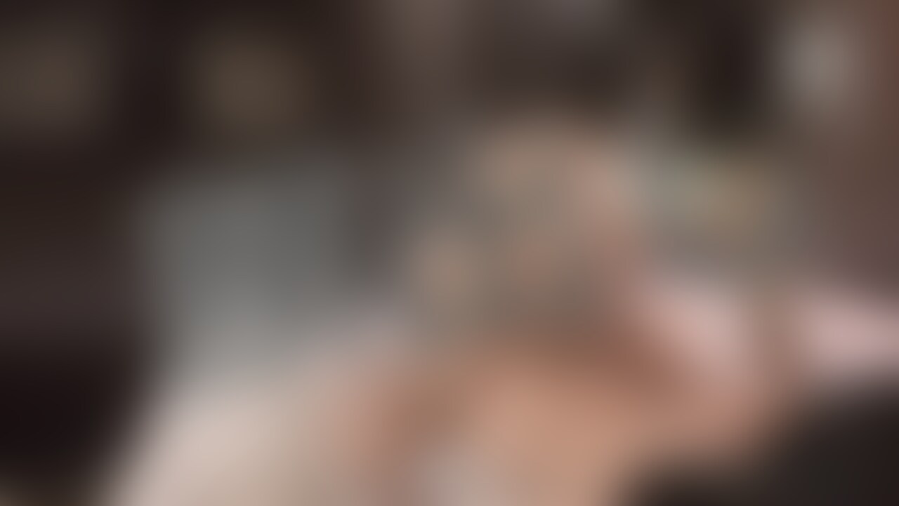 ズボンを脱ぐのも待てずしゃぶり始めちゃう変態ちゃん😻 sample 1