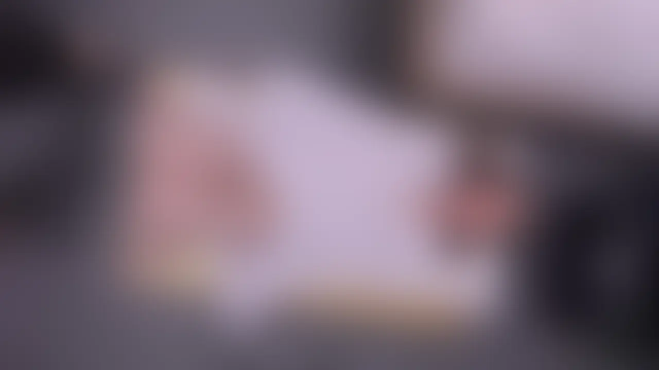 ㊙️まだ未公開＆非公開だった動画を特別に大公開。 
潮吹きイキを覚え始めた頃の、美優さんの“超レア映像”2連発です。 
⚠️まだ知り合って間もない時期に、その場でノリで撮っているので「個撮」感がかなり強め。 
※後半の動画のほうが再生時間長めです。 

人妻・美優さんとは大体いつも昼間に会っているのですが、今回も家事が一段落したタイミングで呼び出しています。その時に急に撮った映像です。  

「もっと気持ちいい潮吹きイキを体験したい」という美優さんのリクエストに応えて、少し刺激強めに攻めてみました。 
すると…絶頂とともに信じられない量の潮が溢れ出して、全身ガクガクに痙攣。[6:25~] 
気持ちいいポイントが分かってからは、そこを集中して何度も責めまくると、美優さん自身が「こんなにイッちゃうの…？」と戸惑うほどイキ散らかしてしまいました。 
その余韻が残る敏感すぎる生おまんこに挿入した瞬間…本当に最高でした。 

2本目は、昼間にラブホへ呼んでSEXしたときの完全非公開動画。 
真っ昼間なのにムラムラが止まらなかったみたいで、乳首はビンビン、まんこはすでに濡れ濡れ。 
普段は周りから“堅くて真面目な人妻”と言われるらしいのですが、本当の姿はドスケベそのもの。 
ローターをテープでクリに固定して、ディルドで中も同時に責めるダブル責め。 [23:15~]
じっくり溜めてからイカせた結果、噴水みたいな潮吹き絶頂。[25:40~]

さらに特におすすめが、バックで突かれながらの潮吹き絶頂シーン。[39:05~]  
ヌルテカのオイルまみれで、敏感すぎて腰が震えている様子が全部丸見えです。 (2/2)