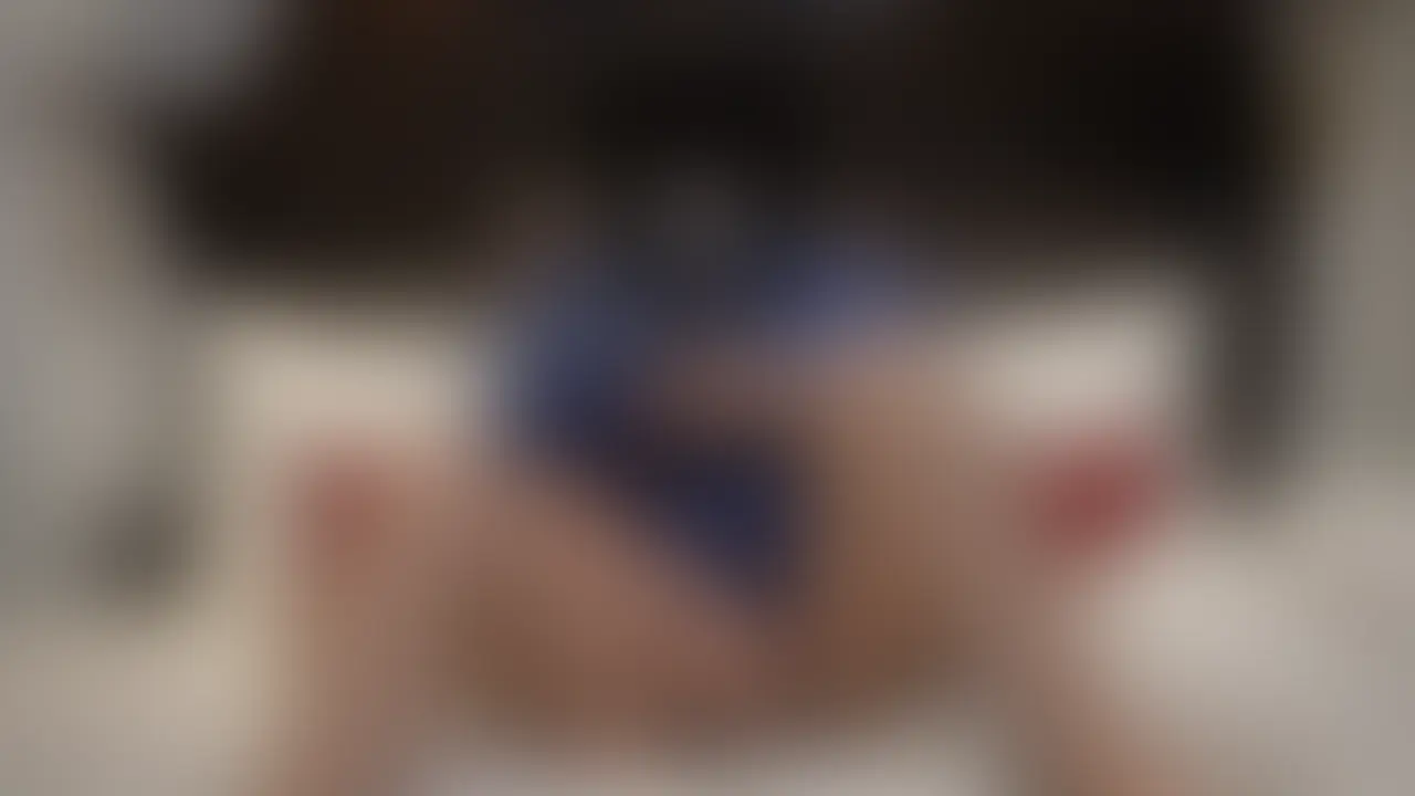 旅行中ホテルに戻った彼女は我慢ができなくなりパジャマを着て**前におもむろに体をまさぐりだす…
おっぱいをいじりビンビンになった乳首
指でクリをいじり気持ちよさは頂点へ…

内容
インタビュー映像(本編と同じ)
オナニー映像

※個人など団体・場所の特定につながるコメントはご遠慮下さい。
※本映像は出演者全員が18歳以上であり、年齢確認書類と出演承諾書を締結後映像制作をしております。
※国内法に準じて撮影・編集を実施しております。
※価格は予告なく変更される場合がありますので、ご了承下さい。 (2/2)