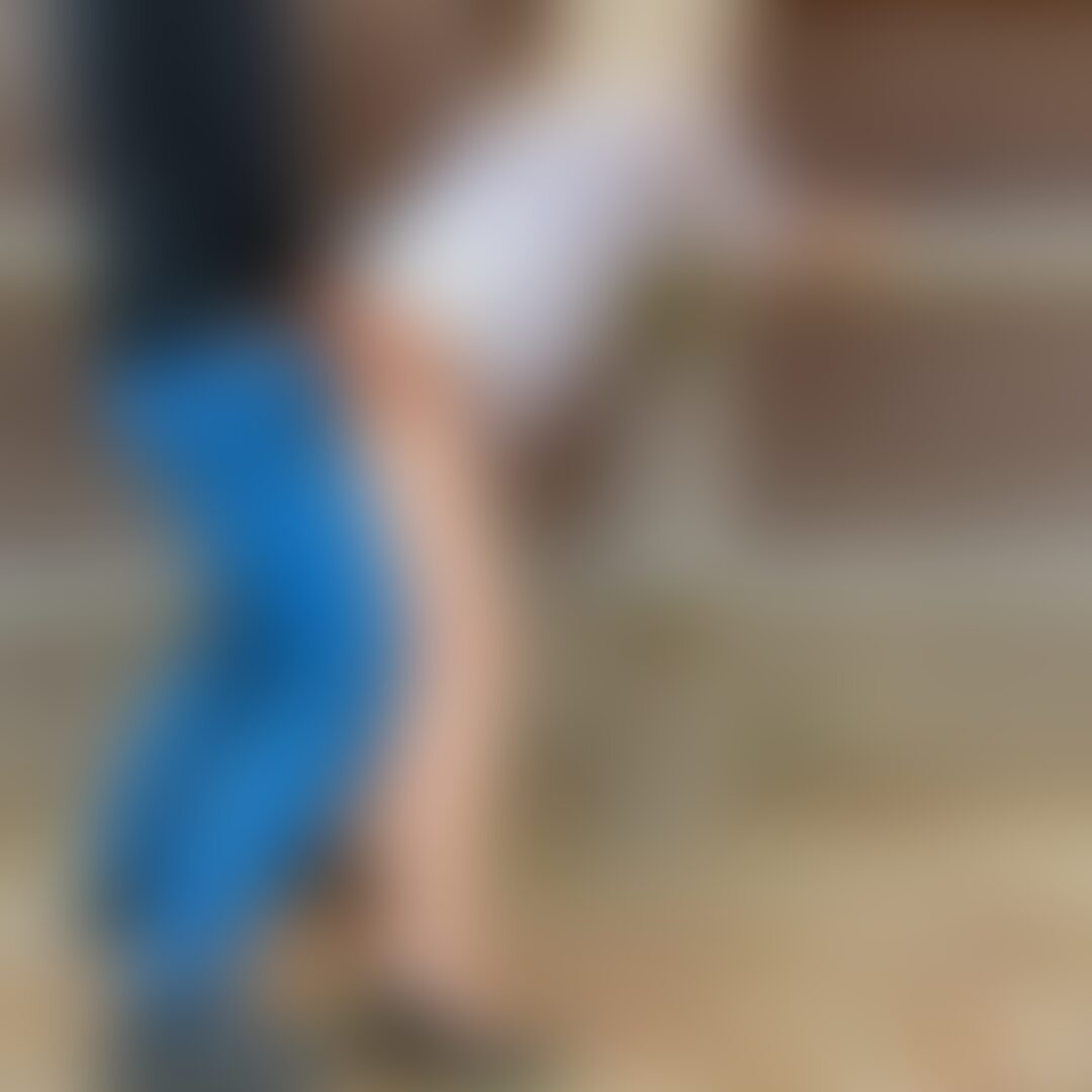 あいり散歩♡
ノーブラで散歩中…
たくさんの人とあいさつを交わしました。
バレてないかな、バレてないよね…ドキドキ
そんなことを考えているうちに、おまんこはもうグチョグチョ。
ムラムラを解消してもらいました♡ (2/2)
