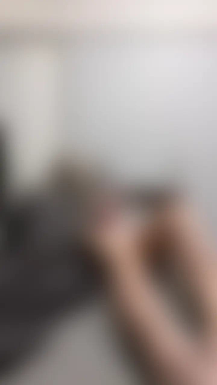 ※動画プレゼント企画実施中　最後まで見てください
【俺の落としたスタイル抜群パーソナルトレーナーと親友を部屋に2人にさせたらHが始まってた】

かりん【25】
真後ろカメラ　裸

前声かけて部屋に初めて呼んだ俺のパーソナルトレーナーの秋元まな〇似のかりんが来ることになっててＮＴＲ好きだから
ひろに抱かせることにした

ラブラブH後
パーソナルトレーナーだからカルバンを着させたらやっぱり似合う
カルバン持ってる俺に「怪しい」と疑う可愛いかりん

慰めのキスの後
かりんに好きと言うとかりんも「私もりょうさんが好き」と良い関係に
友達から電話あってかりんにごめん友達が来ると言うと
「もっとりょうさんと一緒に居たかった」と可愛い事言う
それを逆手に取って「じゃあ1時間くらい友達と話したら適当に帰すから一緒にいてよ」と言うと「え？逆に大丈夫なの？」とOKのかりん

そして【ひろ】が入ってくる
かりんに「ひろかっこよくない？」と聞くと「めっちゃかっこいい」と言うかりん
ここでもう興奮笑
しかもタイプの顔というかりん
どっちがカッコいい？と聞くとまさかの【ひろ】
かりんの本当にタイプらしい

ここで【ひろ】が「かりんちゃんめっちゃタイプなんだよね」と落としにかかる
嬉しそうでまんざらでもなさそうなかりん
あまりにもひろがタイプと言うからちょっと嫉妬してひろの前でかりんとキスしてやった
そして目の前でかりんとラブラブする
ここでかりんとひろを仕事と言って2人にしてみる

ここからが興奮する
2人きりになると口説きにかかるひろ
ハグしたいと言うとハグに応じるかりん
そのままキスに応じるかりん
イケメンだかタイプだか分からないけど落ちるかりん
ひろは身体も鍛えてるからメロメロになるかりん
そのままベットへ

手マンであっさりイかせ
かりんにフェラをさせる
俺の事を忘れて一生懸命あの上手いフェラをするかりん
めちゃくちゃ興奮する

裸にしてまたラブラブ愛撫
69からバックでなんとヒロが生挿入
バックでイキまくるかりん
騎乗位になるかりん
やっぱりトレーナーだから良い身体してるな
ラストは正常位で大量に中出しされてた

そして俺が帰る前にかりんはヒロの部屋に行くと言う事で居なくなった
超興奮した

🎁フォロワー獲得プレゼント企画実施中🎁

この動画に【いいね】と【ブックマーク】と【かりんひろ】とコメントしてくれた人の中で抽選3名の方に今まで投稿してきた動画の中からランダムで１つダウンロード版動画をDMにてプレゼントします
プラン加入者、未加入者関係なく【フォローしてくれた人＋上記3つやってくれた方】の中から抽選致します
何卒よろしくお願い致します
フォロワー限定なので、フォローもお忘れなく！

タグ
素人　個人撮影　巨乳　変態　ハメ撮り　美乳　美女　乳首
お尻　フェラ　手コキ　中出し　騎乗位　生ハメ　顔出し
パンチラ　NTR　ギャル　下着　ミニスカ (2/2)