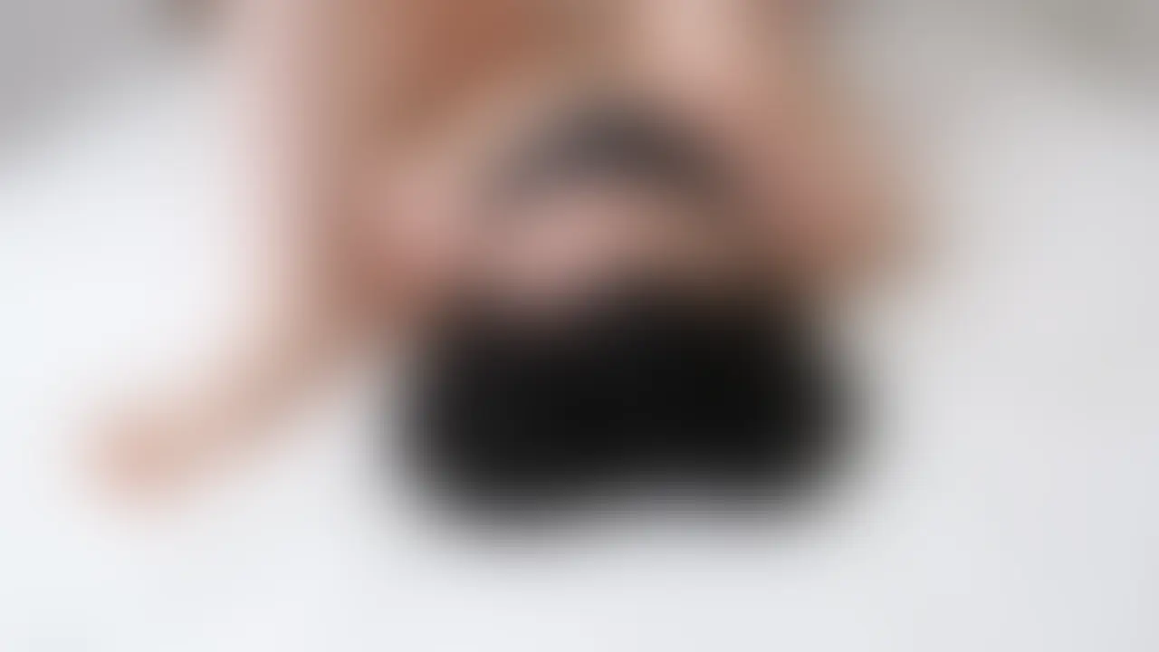 暇つぶしに顔を足置きにしてあげることにしました~🙂
撮影外でもこうしてたまにやってあげたりはしてるんだけど、
お顔で体重支えながら苦しそうにしてるのは滑稽でかわいらしいです。笑
Using a face as a footrest is a fun way for me to kill time. 🙂 I do this to him once in a while behind the scenes. Watching him look so desperate while crushed under my weight is just hilarious and adorable. lol (2/2)