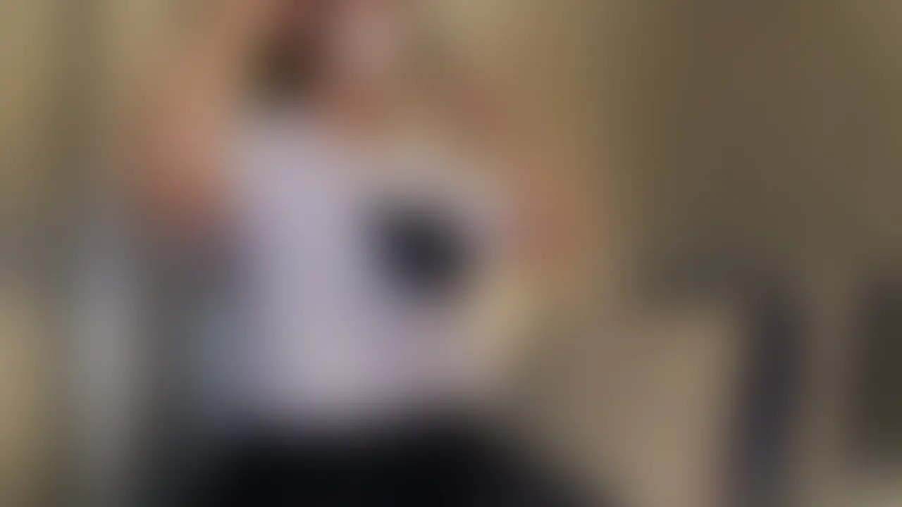 19歳 身長164、体重49
【高画質バージョンとなります】

今回のターゲットはちょいギャルの女の子です
意外と礼儀正しく頭の回転も早いので驚きました
新時代のギャルという感じです

去年まで着ていたというセーラー服を着せてのプレイとなります。
制服をずらし乳首をねっとりと吸い手マンでトロトロにしたあと
バイブであそこをジュボジュボに慣らしてから生で挿入！
最後はいつものごとく大量中出しでフィニッシュです (2/2)