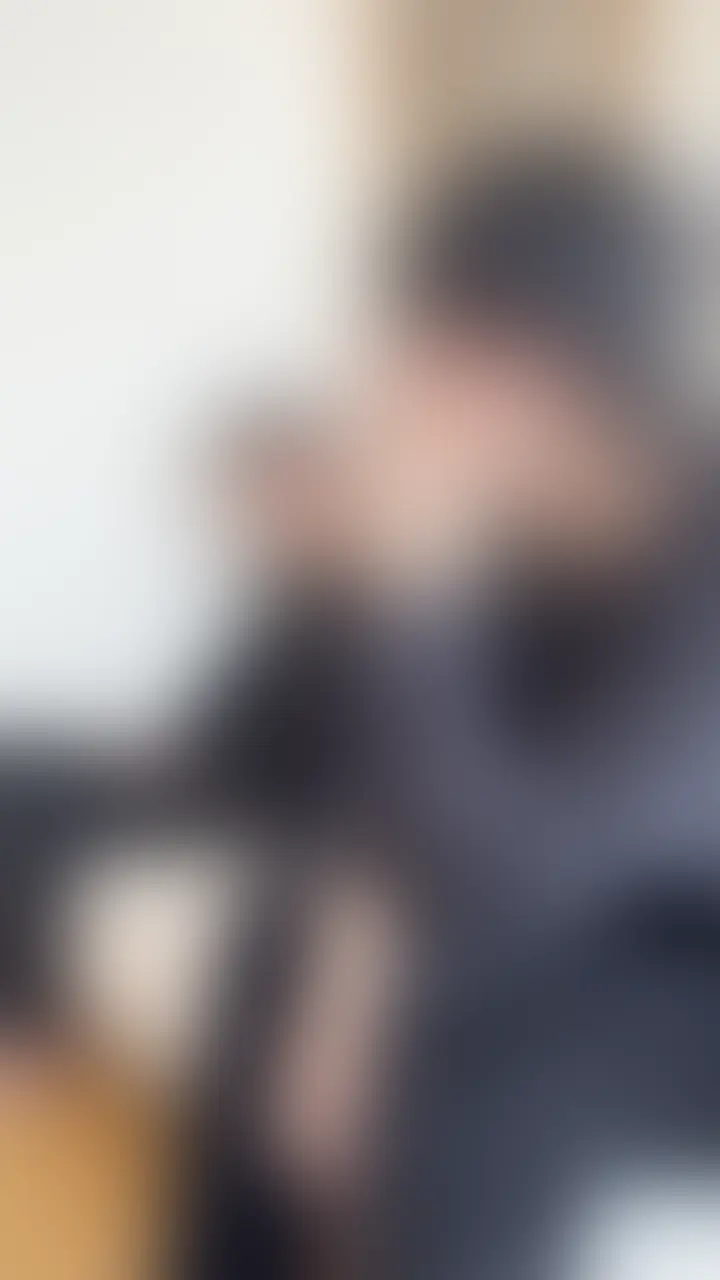 【完全顔出し】来年からアナウンサーとして働くことが決まった爆乳美女ちゃん、半年ぶりのサークル活動で男達をシゴきまくりの乱交記録😂
※身バレ対策のため、本編のみ完全顔出し。
–詳細–
「やっと就活終わったー!ずっとサークル来たかったんだよね」
来年からアナウンサーとして新たな一歩を踏み出すことが決まった先輩。就職活動を終え、あとは卒業するだけになった学生生活を満喫しきるために久しぶりに大学時代のサークルへ顔を出すことに。
懐かしい仲間との再会に自然と笑顔がこぼれ、学生時代の思い出話で盛り上がる時間。社会人になる前だからこそ味わえる、今しかない特別なひとときが流れていきます。
もうこの先輩とヤれるのも残り少ないと思うと寂しいです😭が、夢へ向かって歩み始める先輩と僕らの学生最後の貴重な思い出をここに残しておきます。
本編だけ顔出しOKくれたので載せます! (2/2)