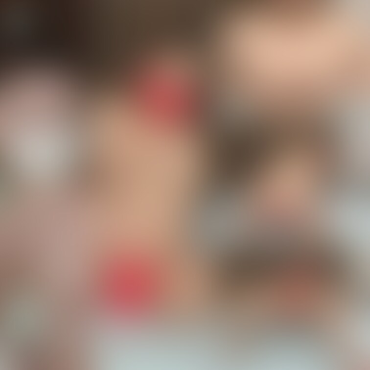 【ナースさん(性欲強め)の指マンオナニー】看護師のなつみ(むっちりエロBODY)さんに自撮りでド淫乱なオナニーをさせてみた件【エビ反りイキ】
エロカワイイ素人からアテンドされた、さらにエロカワイイ素人を、俺たちがスケベにいただく企画!
今回は、なつみさん(#3)です!!
なつみさんは、以前にAkiTubeChannelで撮影したあけみさんから紹介されたむっちりエロBODYの看護師さんです!
(あけみさんとは、昔の職場の同僚!)
【紹介してくれたあけみさんの販売動画】
https://myfans.jp/posts/eea9c928-3e33-4522-aa07-5e0c61a95561
今回は、自撮りでオナニーをしてもらいました!
なつみさんは、職場環境でのストレス&元来の性欲の強さもあり、オナニーは、ほぼ毎日しているとのことで、今回の動画では、普段のプライベートオナニーの様子を撮影させてもらいました!
プレイ内容は、指でおっぱいを刺激し、エロモードに入ったところでクリ弄りをし、さらにアイドリングを高めるというじわじわ高めていく、スロースターター系のオナニー(笑)!
そして、徐々に喘ぎ声も大きくなり、感度が高まったところで、エビ反りしながらの痙攣絶頂!
ひとしきりクリを弄った後は、指ズボオナニーで、膣内を刺激して、こちらでもエビ反りしながら中イキ痙攣絶頂!
(その後に大好きなバックでは、むっちり尻を見せつけながら小鹿のようにピクピク小さくイク!)
そして、さらに膣中への刺激が欲しくなったのか、バイブでズボズボとポルチオを刺激して、ノケ反りながら子宮イキ!
最後は、バックで、さらに子宮を刺激して、イッたばかりのポルチオを刺激して連続アクメを決めたところでフィニッシュ!!!
そんな白衣の天使のなつみさんのド淫乱自撮りオナニーに興味がある方は、是非「ポチッ」とご購入お願いいたします!
※この商品は、当サイト利用規約、日本国内の法律及び条令に違反する内容は一切含まれておりません。
※この商品の無断転載、転売等の二次利用を一切禁止します。 (2/2)