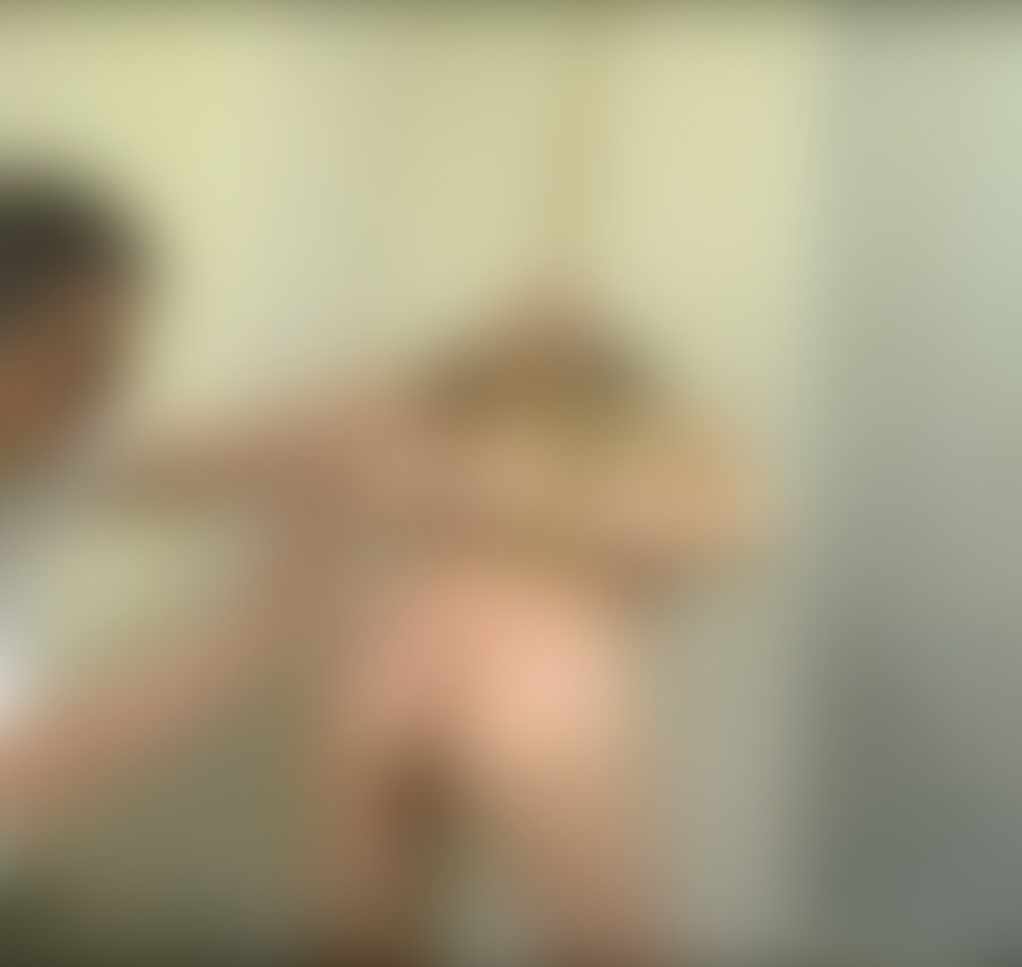 title29 【公開〇教】SMの飴と鞭 お仕置きされる性〇隷美雨 個人撮影
美雨を仕置きした時の動画です。
美雨は私の〇隷で、私に管理されています。美雨には自慰を禁止しています。
股縄で生活させているので、我慢できず、自慰をしてしまいましたと、ある日、報告してきました。
だから、仕置きしました。
土下座で、謝罪する美雨の声は震えていた。仕置きだと告げ、スカートをまくり、尻をだし、鞭で叩く。
それだけでせつなく喘ぐのは、お仕置きされる自分を意識してのことだ。
着ているものを脱ぎなさい。はい、ご主人様…。
いつものように、私によく見えるように、そして私が楽しむために、いつものようにゆっくり脱いでいく。
飼い主の前で服を脱ぐとき、いつもの自分から、〇隷の自分になるために、こころも裸になるために、ゆっくりと脱ぐ。
頭の後ろで両手を組んで足を肩幅に開いて立つのは、私がしつけた〇隷のポーズだ。
六条鞭と平手で尻が朱くなるまで叩いた。仕置きは、真性のマゾである美雨にとって怖いけれど、嫌いなことではない。
むしろどこかで待ちわびているのかもしれない。手首を縛り、吊る。その瞳は、マゾヒズムの被虐に潤んでいた。鞭を使いながら、白い体がうごめくのをじっと見ていた。
いつもは、ふつうの主婦であり、ははおやである私と、今の私。
裸で、かちくのように鞭で尻を叩かれている〇隷の私。
飼い主からお仕置きされている、飼われている私。
それらを思うから、叩かれながら、体は昂ぶり、心はせつなく、頭の中はからっぽになる。
指でねぶり、寸前でとめて、何度も焦らしたのも仕置きだ。
そしてしつけだ。それからいかせた。
美雨は、解放も私の許可が必要だ。〇教され、管理され、飼育され、所有されている〇隷の定めだ。
そのことに悦びを感じるのはマゾの哀しい性だ。
それからベッドにあげて、足を開かせ、解放したあとの女を私に晒すのも、〇隷の務めだ。
女として、もっとも恥ずかしい、そしてもっとも美しい瞬間を、主の私に捧げる。
もうしませんと誓わせて、ようやく許した。そしてあまく、責めた。
舌と指で、なんどもいかせた。鞭のあとの飴は、あまい。
痛いだけとかがSMではないだろうと私は思う。あまく、せつないSMだってある。
厳しく、ときに優しく。温かいタオルを女にあてると、うっとりと、安らいだ表情をした。
美雨の瞳に涙が少したまって、瞬きすると、すっと流れた。 (2/2)