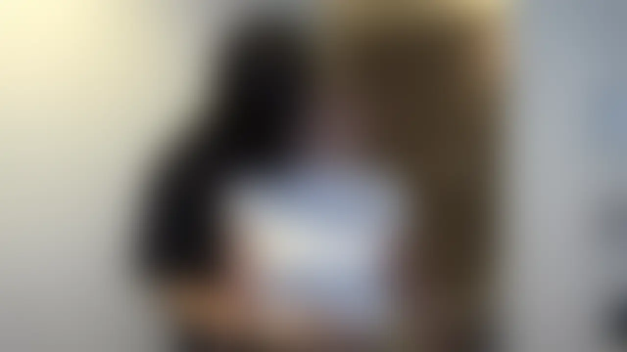 おっぱいも身体も柔らかい21歳女子大生Gかっぷのハーフ美女と中出し2連発

DMで「はじめましてっいきなりごめんなさい(><)けんとくんの動画で毎日何時間もオナニーしちゃってるじーかっぷ21歳女子大生です꒰ ྀི ∩⸝⸝∩ ꒱♥︎我慢できなくてDMしちゃいました！お会いできたりとかってするんですか(><)」と可愛すぎる連絡をくれた女の子。
先輩と遊んだ後二日酔いで家まで来てくれてご対面。女子大生とは思えないほど落ち着いた面持ちなのにGかっぷ。そしてハーフ美女。連絡をいただけたことが嬉しいです。
連絡をし始めてから会うまでえっちは我慢する！と約束をしたのでオナニーだけをひたすらしていたらしい笑
感度はとても高く乳首もクリも敏感。酒焼けか元々かややハスキーな声もエロさをそそります。柔らかいGかっぷの至高のパイズリ。そのままピルまんこに生挿入。どの体位でも気持ちよくなってくれるお利口なまんこです。1発目はリビングで。2発目はオイルを存分に使いベットで。これから試験があるからまたしばらくえっちはお預けにし会うまで我慢してくれるらしい。。 (2/2)