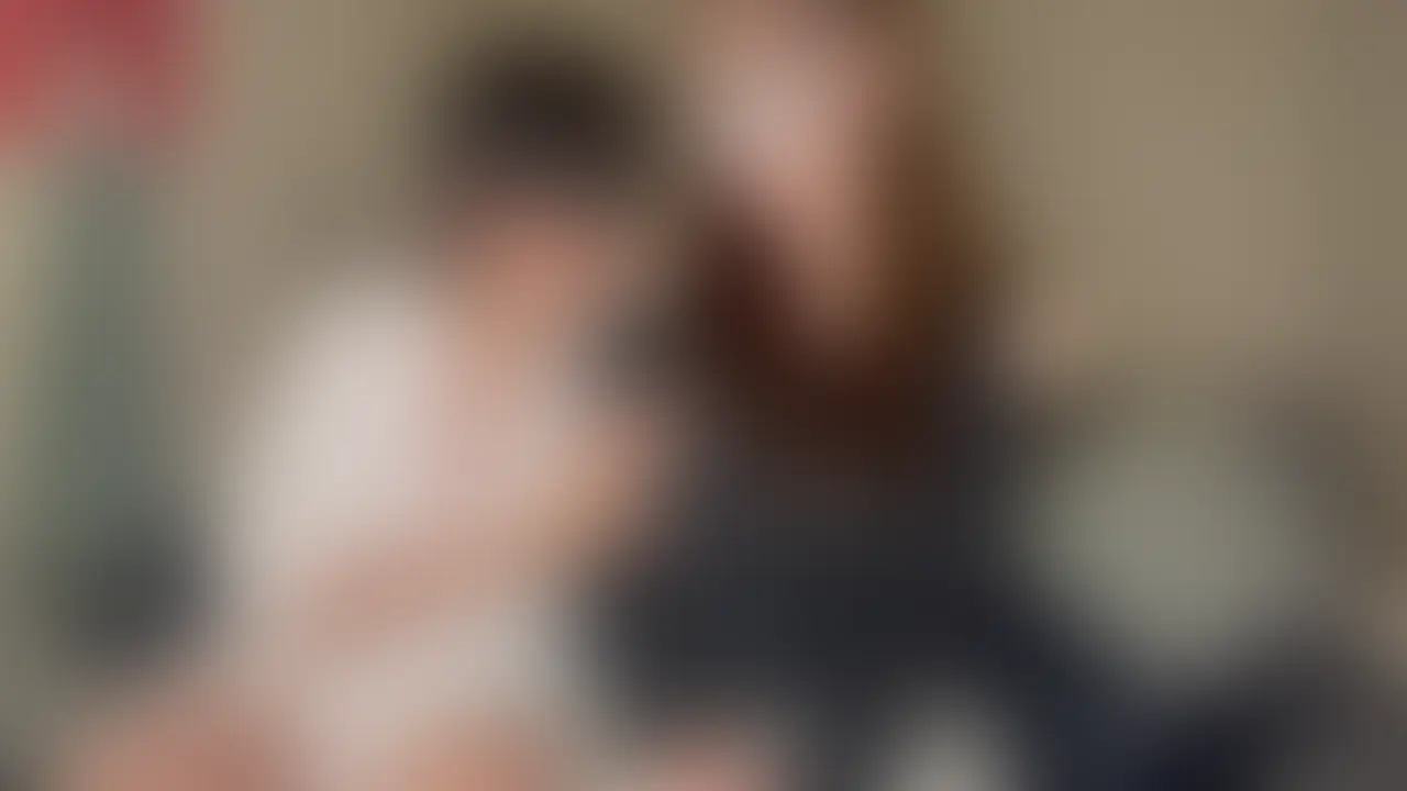 【人妻との秘密の不倫セックス。前戯で焦らしまくってから生ハメ正常位で中出ししました。】
デートを楽しんだ後にお互いムラムラしてホテルにイン。
人妻感漂うエロさに理性を抑えられません。
肩出しの服を脱がしてブラの上からおっぱいをモミモミ。
ブラからはみ出しそうなデカ乳を堪能します。
そしてミカさんが大好きな乳首攻めを実行。
ブラをとってから乳輪を撫で回し、焦らしてからの乳首攻め。効果抜群すぎです。
乳首でたくさん感じてもらったら今回初の取り組みプレイ。
膝立ち開脚させてまんこをいじいじ。
乳首攻めされて感じまくったみかさんのあそこはとうビショビショ💦
まんこをいじりながら乳首を触ってあげたら可愛い声出して反応してくれました笑
ここを少しサンプルに入れたので是非観てください。
乳首もまんこも準備が整ったところでおちんこ挿入。
ヒクヒク感じまくったまんこがちんこくださいと言わんばかりに締め付けてきて最高です。
ひたすら生でまんこを感じまくって突きまくり、我慢の限界で中出ししてしまいました。
今回もたくさんの精子を流し込み完了です。 (2/2)