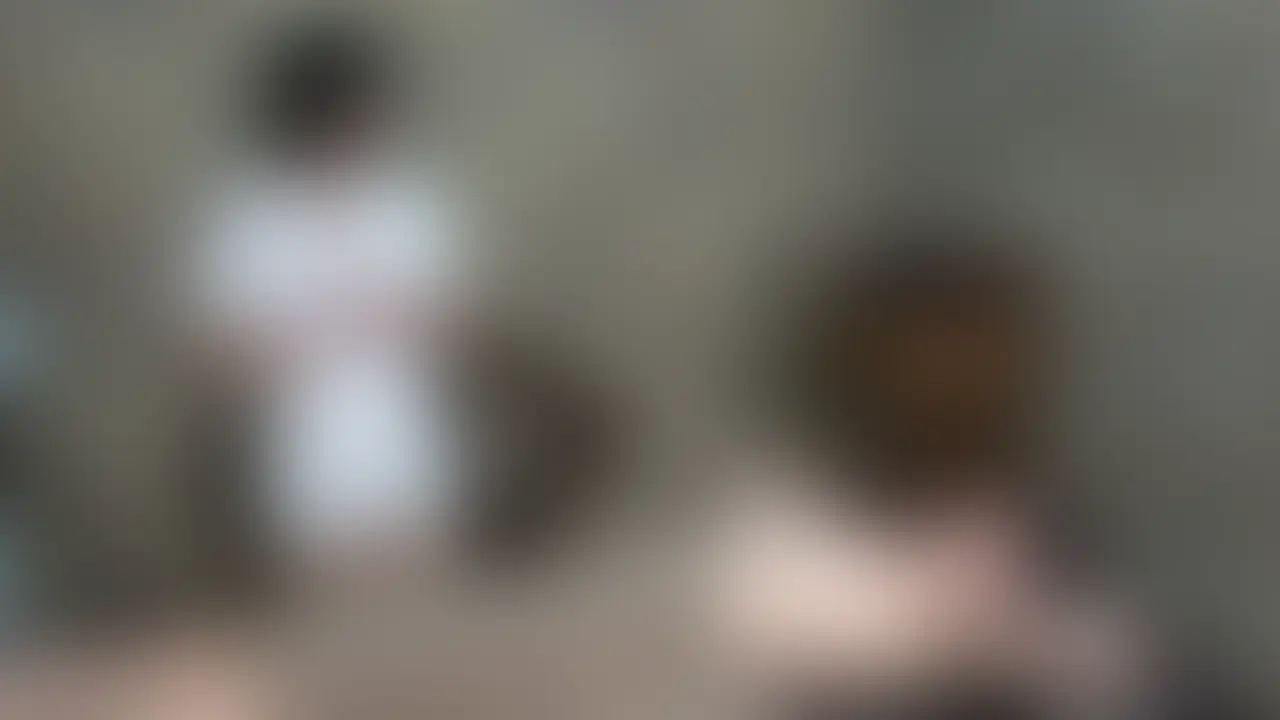 電流を流され顔面騎乗で呼吸管理されるM男。
ミニスカのエステティシャンは血行を良くするためだと言って
両手足と口を縛りつけ強力低周波を貼って電流を流す。
エステティシャンは苦しむ客を
クスクス笑いながら電流を上げていくと客は絶叫する。
うるさいと顔面騎乗で口を塞いでしまう。
最後にはイヤがる客のちんこに低周波を貼って電流を流す。 (2/2)