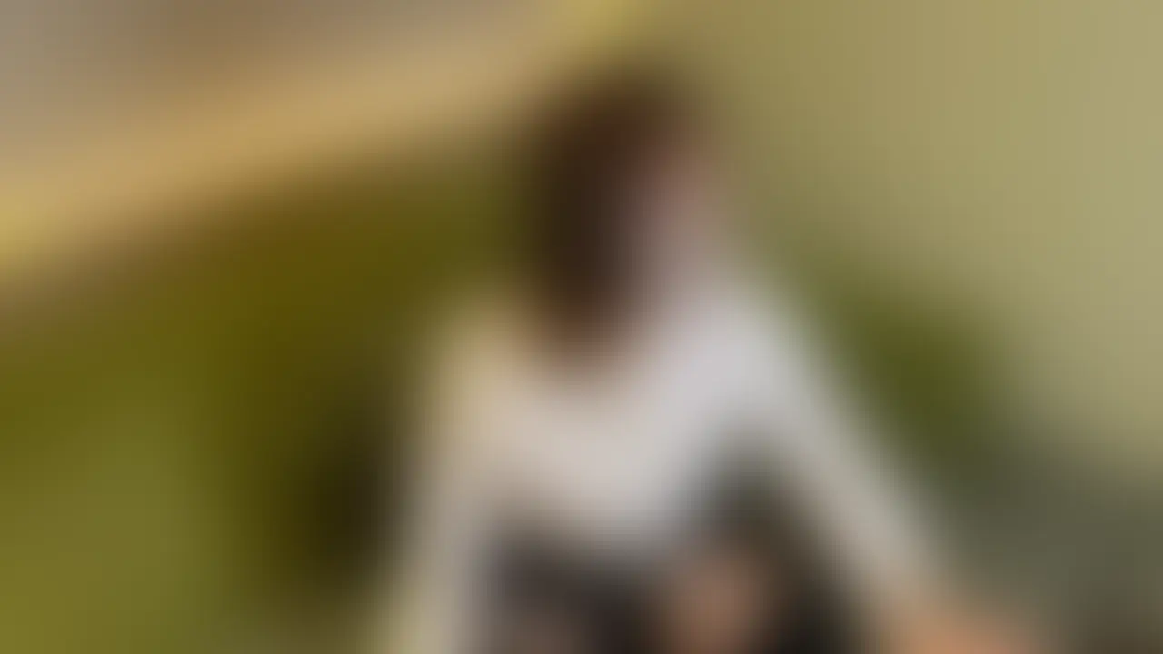 いいね、コメント嬉しいです✨
以前UPしたオナニー撮影していたら、カメラマンさんが勃起していてかわいそうだったのでフェラしちゃった動画のカメラマンさん目線の動画です🥰
固定カメラメインの動画をUPして以降、カメラマンさんの主観動画も観たいとのリクエストがとても多く、今回公開することにしました🩷 (2/2)