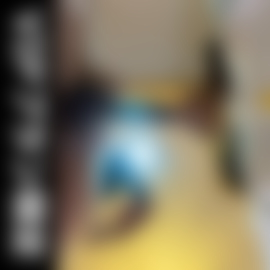 ※この動画は以下の動画のサブアングルです。
https://myfans.jp/posts/d3011423-0243-4317-a27e-b908df40b1dc

今回の作品は、いつも登場してくれている美人痴女あやちゃんによる仁王立ちフェラ作品です。しかも、当たり前のようにごっくんしてからの2回戦、2度目の射精はマンコの中にドロッと出させてもらいました。もちろん、中出しです。。。

13分ほどの短い作品ですが、フェラや69、中出しまでさまざまなプレイをギュッとした作品になっています。

最初は、ポリス姿がお似合いなあやちゃんがパンツ越しにフェラを開始。パンツをビショビショに濡らしながらのフェラがエロいんです、、、

何より黒手袋を付けているのが最高にお似合い、、、

パンツを脱がしたらタマ舐めをチロチロ、、、からの亀頭をベロベロと喉奥までフェラ。まさにセルフイラマチオ状態。

よだれをダラダラと垂らしながらのフェラはエロすぎるのよ、、、

仁王立ちフェラの状態で口内射精。。。ニコニコとしながらのごっくんはたまらなすぎる。。。

「私も気持ちよくなりたいんだけど～」と押し倒してのフェラ！

仁王立ちじゃなくてベッドに寝ころびながらのフェラもかわいいあやちゃん。フェラで再度勃起したら、69でさらにちんこを硬くさせます。

というか69ってエロいですよね、、、本当に好きすぎる。。。

そこからのゴムも付けずに挿入。騎乗位で挿入してから四股を踏むように上下運動を開始。

あやちゃんって騎乗位が本当にお上手なんですよ、、、さっき出したばかりなのに我慢ができなくなってくるわたし、、、

3分ほどであっけなく中出ししてしまいました。。 (2/2)