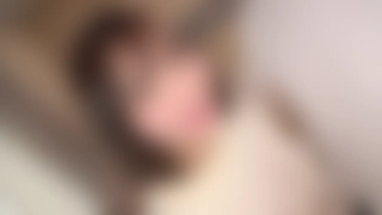 今回ハメ撮りしたのはおめめクルクル&ベビーフェイス、無邪気なふわふわJD・うららちゃん(21)
見た目はあどけない現役女子大生だけど、全体まるっとムチムチなEカップ艶肌ボディの持ち主!!
普段はゲーム三昧でインドア派だけど脱いだ時のエロボディギャップは最高すぎたw
長らくご無沙汰だったらしく、久しぶりのチンチンに頬緩みまくり&にっこにこ!
うれしそうな笑顔+ベビーフェイスでJDってこんな無邪気にSEX楽しんじゃうの!?の衝撃
初パイズリは、戸惑いも垣間見せつつEカップ乳房をたぷんたぷん揺らして奮闘。
とにかく全身に艶があって、柔らかくも弾力バツグンな乳とボディで視覚・触覚も全力で直撃。。
入り口狭めのJDま○こも、ムチムチ美肉とギャップ萌えでそそる!
どこか天然で抜け感たっぷり、カワイイとエロが共存する唯一無二の最高エロをお楽しみください^^ (2/2)