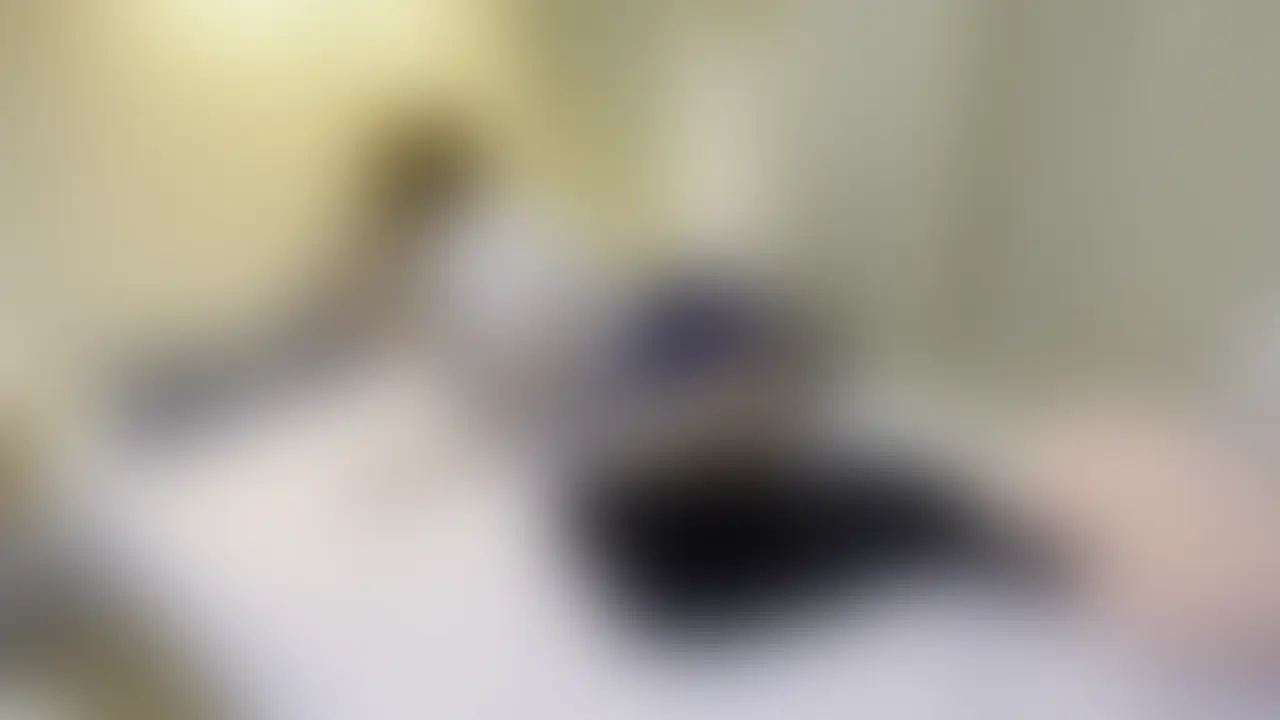 小悪魔生徒じゅりが家庭教師にストレス発散理不尽電気アンマ
小悪魔系の可愛さを持っているじゅり。
いつものように勉強を教えに行くとベットの上でスマホをいじりながらぐうたらしている…
勉強を始めようと言っても聞く耳持たない
そして「そんなに先生疲れてるの?マッサージしてあげようか?」と言い出す
うつ伏せになった俺にまたがり背中のマッサージをしてくれるじゅり
小悪魔生徒にも優しいところもあるんだなと思っていたら
いつの間にか手枷をはめられていた!
「確保した!先生かーくほ!」と言い
立ち上がったじゅりは俺を蹴って仰向けにすると
「先生のキンタマを今からいじめるからw」「ストレス発散w」と言うと
俺の両足首を持つと右足を股間に当てがい電気アンマを掛けてきやがった!
生徒とはいえ可愛い女子に足で股間を刺激され不覚にも感じてしまう…
顔面騎乗電気アンマや膝で竿を刺激したり踏みつけたりとやりたい放題のじゅり
じゅりの足で何度も射精させられる… (2/2)