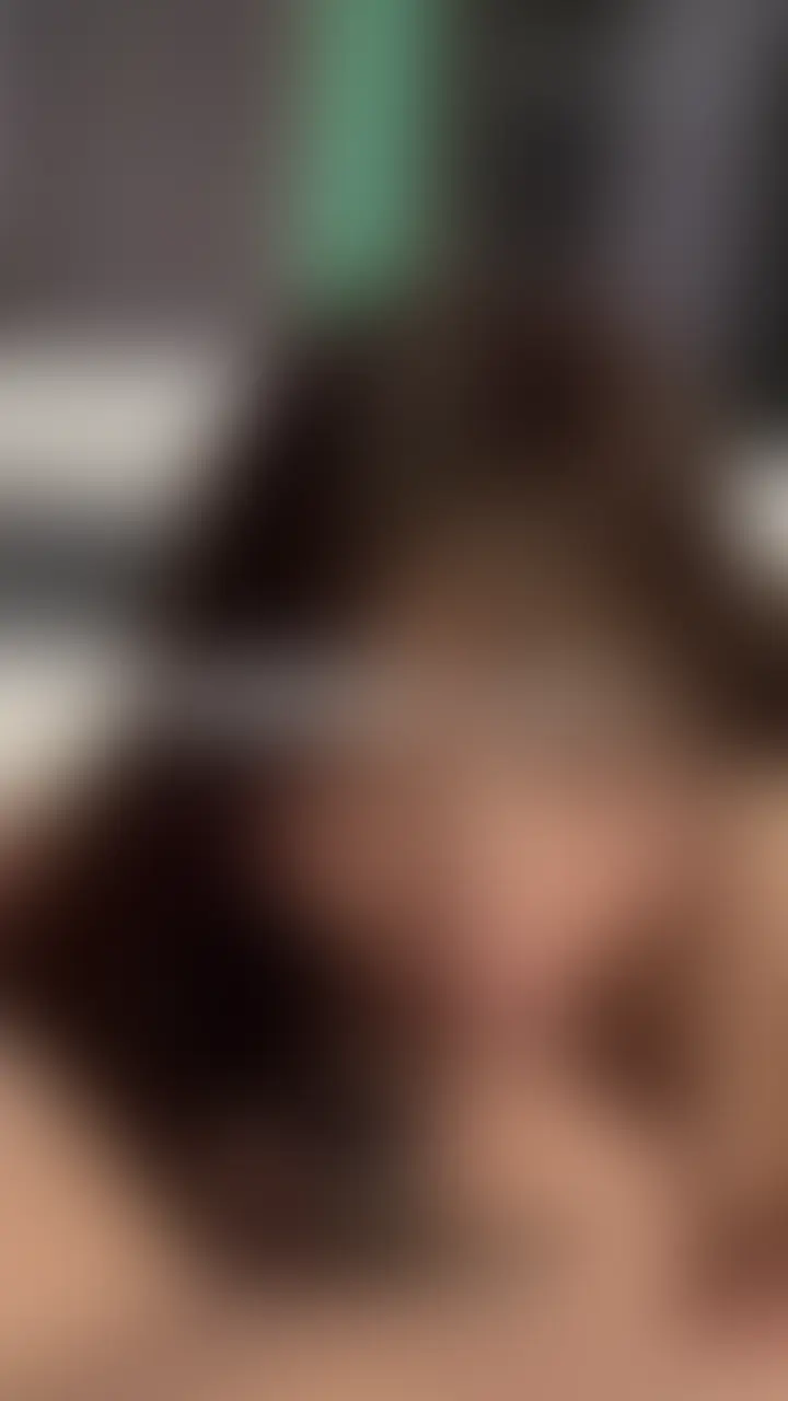 【顔出し148センチと生中追撃連射】
いいねしてから見てくれると嬉しいです！

お待たせしましたstandardプラン更新
ギャル系小悪魔ちゃんと再戦

待ち合わせして🏨に直行
シャワーに入ってサウナから
ソファで電マオナニーを鑑賞

小さなお口で頬張るフェラしてもらって
バックで生挿入
ぷりぷりのお尻を鏡越しに楽しんで
ベッドで正常位から騎乗位へ
小さな身体で激しい腰振りに負けそう
最後はバックで生中からの
まだイケそうだったから追撃連射！
最後はお尻に大放出🚀

やっぱりこの子はエロい… (2/2)