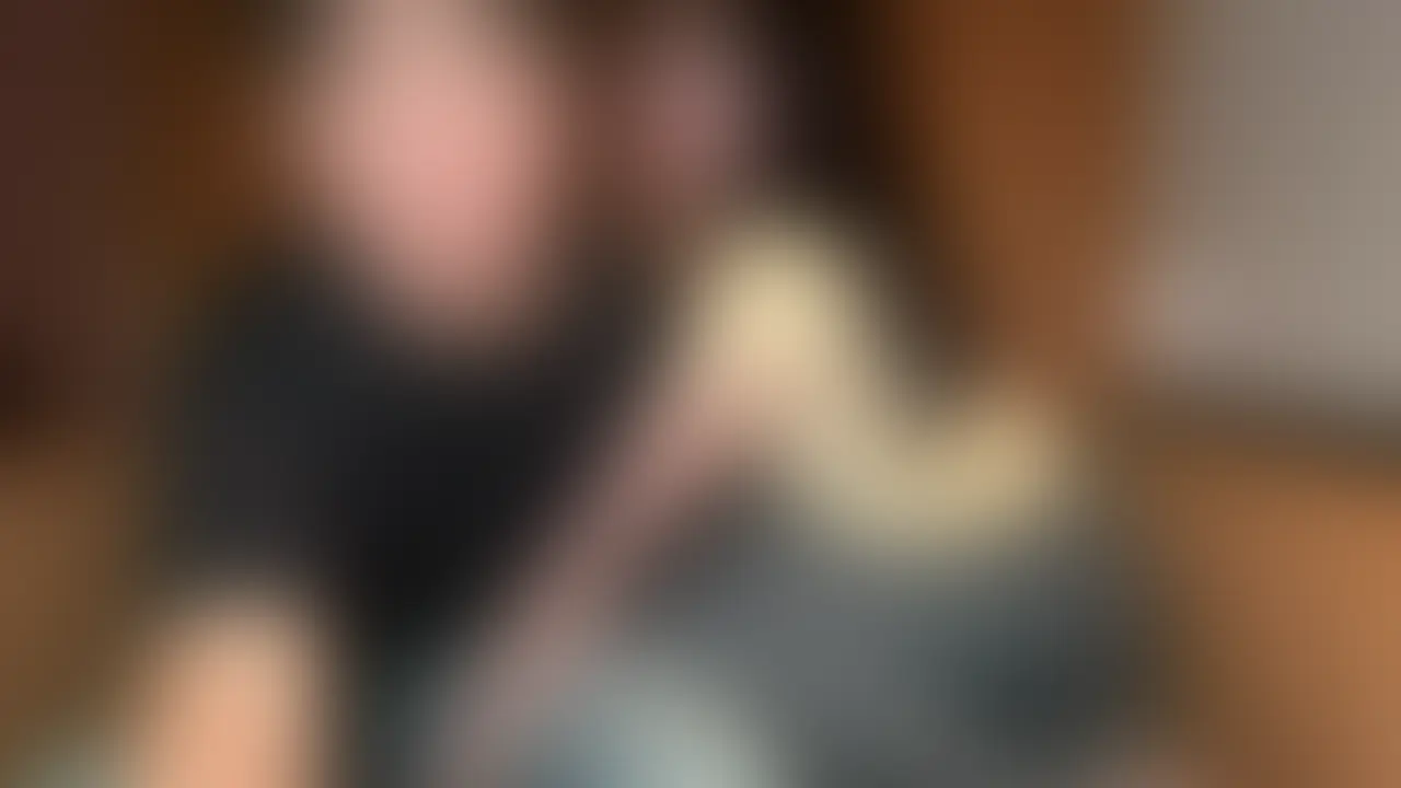 彼氏とその友達と呑み中に抜け出してきて女子大生ちゃんと生ハメぶっかけセックス♡♡
AVみたいなシュチュエーションで興奮したこの日。
会う予定の日に急遽彼氏とその友達と昼飲み予定が入ってしまったとのこと。 禁欲までして会うの楽しみにしてたらしく彼氏と呑みに行ってるのに途中で抜け出して遊びにきてくれました!
罪悪感は持ちつつもホテル入ってすぐイチャイチャして始まることに。お酒も入ってほろ酔いでめちゃくちゃえろかったです♡♡
この日責めたかったらしくローション手こき、ローションフェラされてやばすぎました、、
昇天してたら上に乗ってきてナマ挿入。彼氏と飲みに行ってる途中に抜け出して他人棒生ハメしちゃう彼女目の前に我慢できずバチボコに使いまくって最後は身体にぶっかけフィニッシュ♡♡
AVみたいなシチュをリアルでして興奮した1日でした (2/2)