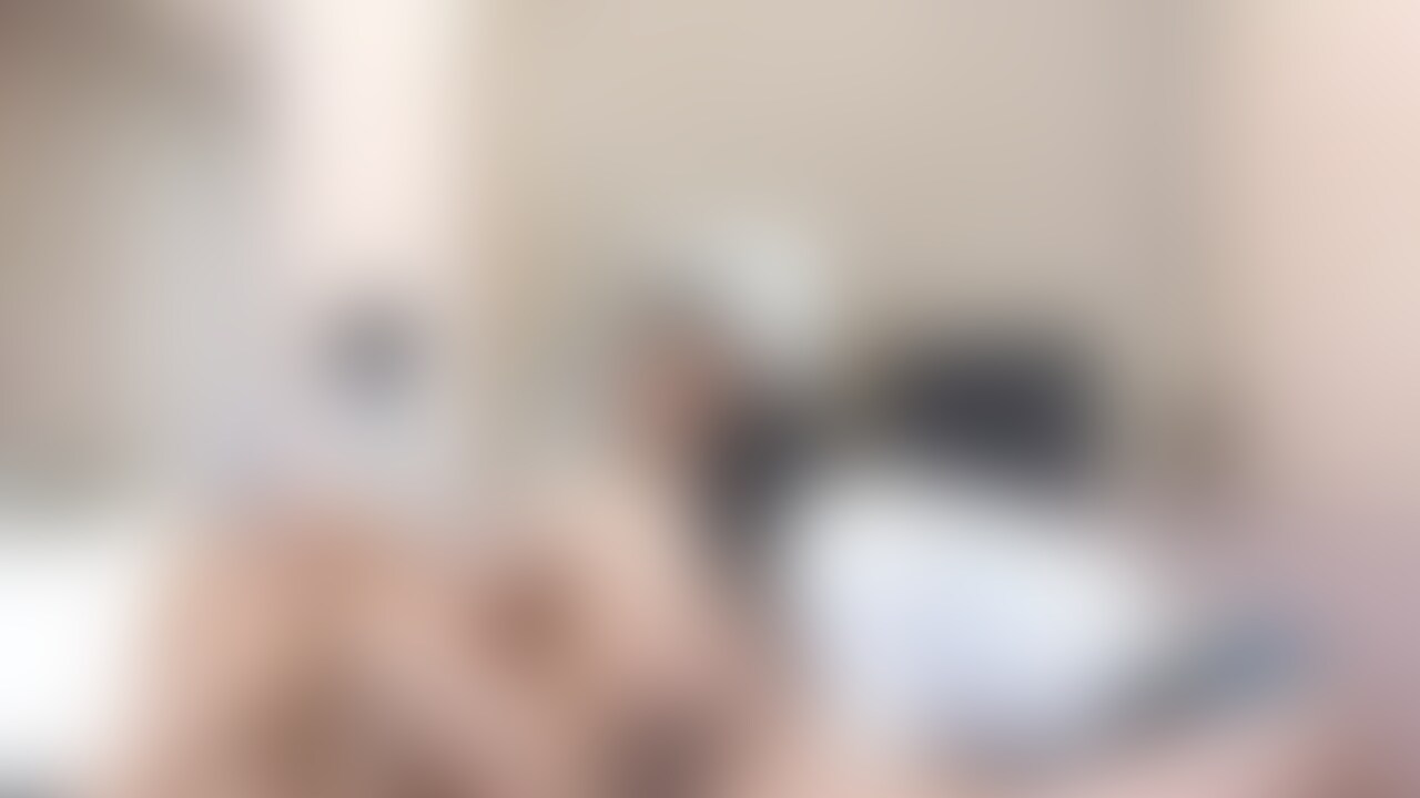 悪友と妻の密会でお互い早くしたくてベッドでなくソファで始まった時の様子です。(2) (2/2)