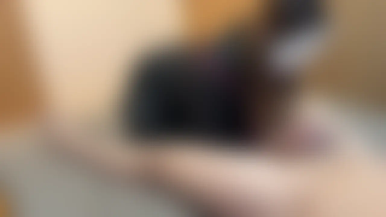 夫に秘めた欲望、不倫相手Luuへ全身全霊の極上奉仕
夫には決して見せない秘められた欲望が今
不倫相手Luuの前で解き放たれます。人妻
Leeが全身全霊で捧げる極上サービス。夫
には許さぬ背徳行為をLuuとなら満面の
笑顔で貪ってしまうのです。制服コスプレで
変身し、Luuの股間に膝まづく。ペニスの
裏筋を丁寧に舌で辿り、じっくり快感を募らせ
ていくLee。抵抗なく喉奥まで深く咥え込み
ます。息苦しささえ愛おしいかのように、瞳を
輝かせ、フェラチオを続ける姿はまるで淫らな
娼婦。ねっとりとした嫌らしい水音を響かせ
ながら、夢中で腰を振り続けるLee。一途に、
不倫相手のペニスを気持ちよくするためだけに
舐め尽くします。絶頂で精子が飛び散ると、
彼女は最高の笑顔を見せ、飛散した精子を一
滴も残さず集め、口で綺麗に掃除するまでが
奉仕です。夫への罪悪感すら悦びに変える人妻
Leeの真の姿を、あなたもぜひ覗いてみませんか?
この誘惑に満ちた動画は、あなたの禁断の扉を
強く叩くでしょう。 (2/2)