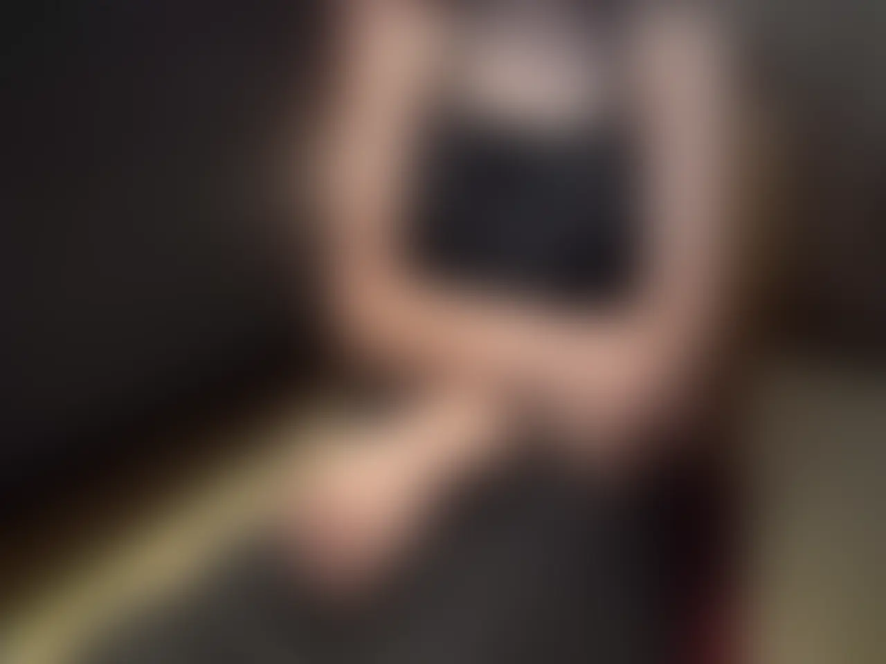 【初撮り】恋は奥手、でもエッチは超!超!超積極的!! アタシ、初めての潮吹きとオジサンチンポが気持ちよすぎて大絶叫しちゃいました❤️❤️
こんにちは!こんばんは!!
今回は、某コーヒーショップで働く栞さん!
ホントは制服着てもらおうとしてましたが、『 それはムリです! 』ってことだったので
お店で使ってるエプロンならと、裸エプロンで撮影しますwww
詳しくは本編を見てもらいたいので割愛しますが、恋に奥手な女の子♥♥
でも、エッチは大好きで、性欲は旺盛なあっけらかんとしたタイプ(笑)
オジサン、そういう子タイプです(笑)
経験少ないであろう身体をまさぐっていきます!
おっぱいもまだ開拓されてないみたいwww
そして、下半身の方にも手が伸びていきますw
健康的な太ももと、綺麗なプリケツちゃんwww
初めてのマッサージ器具で性感帯のクリちゃんを刺激します!
顔を隠して感じちゃうあたり、ピュアさを感じますwww
しっかり喘ぎ声も漏れちゃってますwww
軽く電マで刺激しただけで、オマンコはびっちょびちょwww
パンティー脱いでもらったら、クリトリスがビンビンに勃起しちゃってますwww
テーブルの上で、手マンでオマンコを重点的に責めます!
軽くオマンコをかき回すと、初めての潮吹き!!!
オマンコびっちょびちょwww
今度は攻守交替でオジサンチンポをご奉仕してもらいます!
『 自信ないよ~! 』とのことですが・・・
たどたどしさは残るものの、唾液をたっぷり含ませたフェラを披露してくれますwww
しっかり仕込まれてるみたいで、オジサンチンポはどんどん固くなりますwww
『 最初は正常位がいい♥♥ 』ってことで、挿入!
オジサンチンポをしっかり締め付けてくれる栞ちゃんのオマンコ!
よほど気持ち良いのか、栞ちゃん大絶叫www
挿入したまま、騎乗位に移行!!
『 あたし、コレやったことない♥♥ 』だってwww
栞ちゃんも少しずつ腰をグラインド!
『 コレ苦手~!! 』
騎乗位はまだまだ勉強が必要なようで・・・
オジサンが下から突き上げます!!
突き上げるたびに、栞ちゃんの声が一段と大きくなりますwww
そして、栞ちゃんが大好きなバックへ!
オジサンチンポで痛がっちゃうので、ゆっくりめにピストン!
まん丸なお尻にたっぷり腰を打ち付けます!
最後は正常位!
オマンコも締め付けが強くなりますwww
気持ち良さで、途中から呂律が回らなくなってくる栞ちゃんwww
喘ぎ声はフルボリュームにwww
そして、オジサンも我慢の限界が・・・
最後はたっぷりオジサン精子を中出し♥♥
ピースサインでごまかしてますが、恥ずかしさがこみ上げてきた栞ちゃんwww
今度はカメラなしで遊ぼうね♥♥ (2/2)