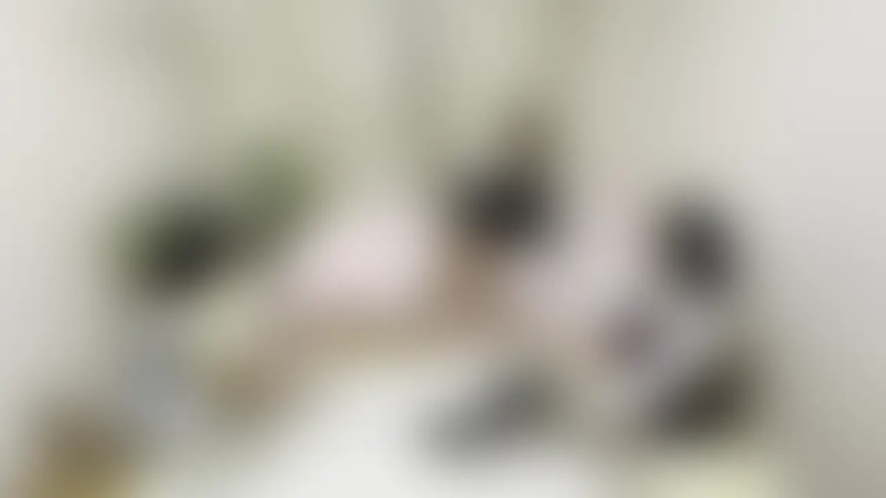 妹ゆうなの反撃!ギャル2人うさぎちゃんとめありちゃんをを電気アンマとくすぐりで逝かせる!
ギャル2人に押さえつけられ電気アンマとくすぐりで責められまくったゆうな
3人の中で一番かよわそうなゆうな。当然の成り行きだ…
だがゆうなは納得していない…というか怒っているw
やりかえします!と宣言するとうさぎちゃんに近づく…めありちゃんも察したみたいでゆうなの味方になりうさぎちゃんを押さえつけるw
ふたりがかりでうさぎちゃんを仕留めた後はめありちゃんに襲い掛かるw
ベッドに押し倒して電気アンマ&くすぐりで責め立てていく!
責め立てられ大声で悶えるギャルめありちゃん…やばいやばいくすぐったい!といい逝かされてしまう (2/2)