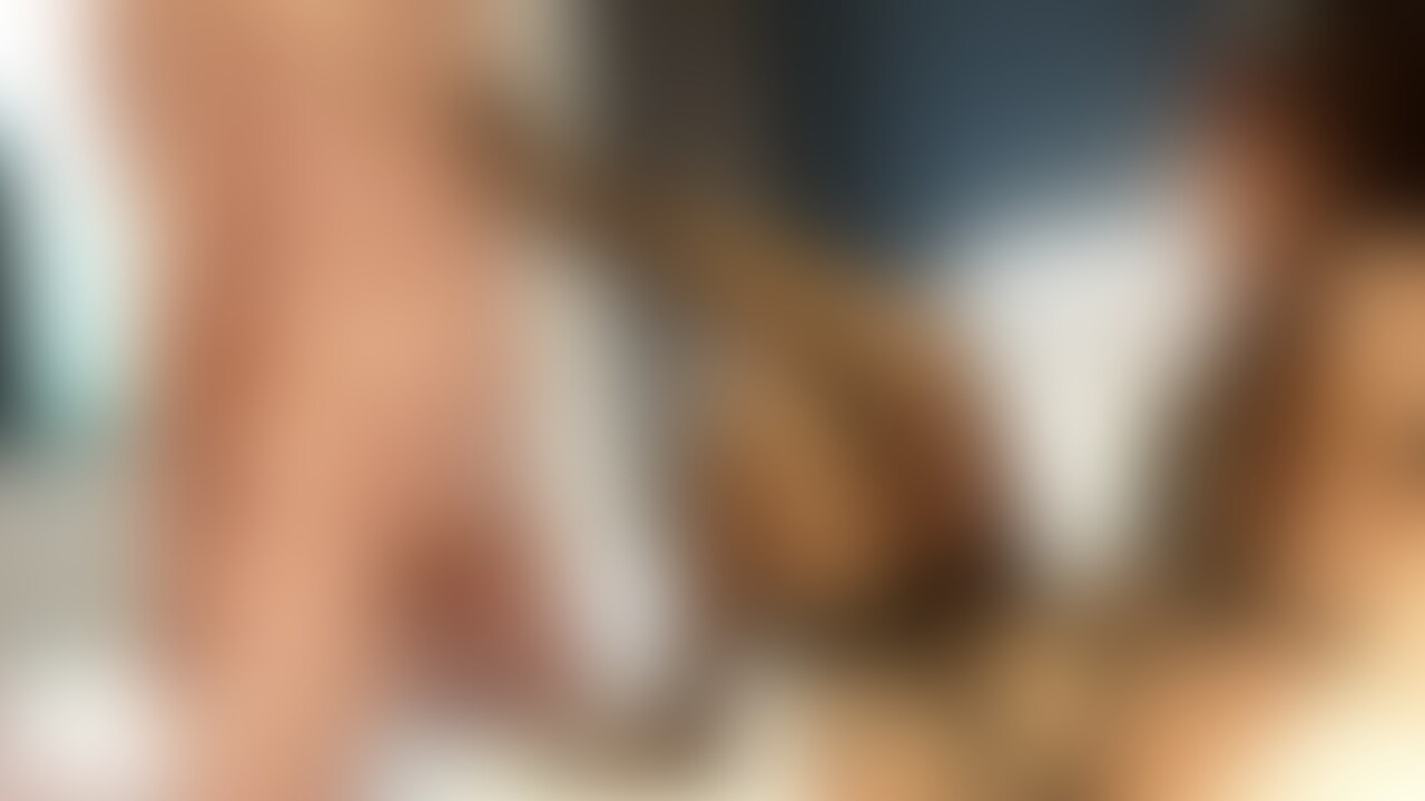 私の脚で乳首触られてるだけなのに、おちんちんもこんな大きくして身体もヒクヒクさせちゃうの🤭
乳首触られてるだけで感じちゃってるの恥ずかしいでしょ💖
大好きな乳首触ってもらえるのになんで猫背なのかな?
背筋伸ばさないといけないよね?😘 (2/2)