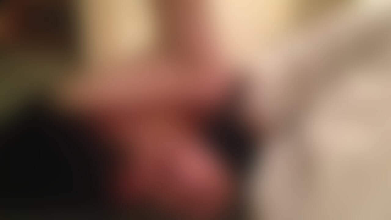 お相手について
この方は当時21歳。
めちゃくちゃ美脚で、身長は172cm。
踏んでる時は無言です。
動画撮ってない時は
「動くなや。」
「もっと匂わんの?」
「動かんくなってから2分くらいしたらおりたるわ。」
とか言ってましたが、動画に声が入るのが嫌みたいでした。
細いのですが、身長が高いので、
本当に踏む力が強いです。
顔を横に向けるのも精一杯で何度もチャレンジしてたまに向ける感じです。
しかも横に向いても乗りっぱなしで全然休めませんでした。。
約10分一度も降りません。
痛いし、苦しいし、踏まれ人生で初めて「あ、やばい。」と思ったプレイでした。 (2/2)
